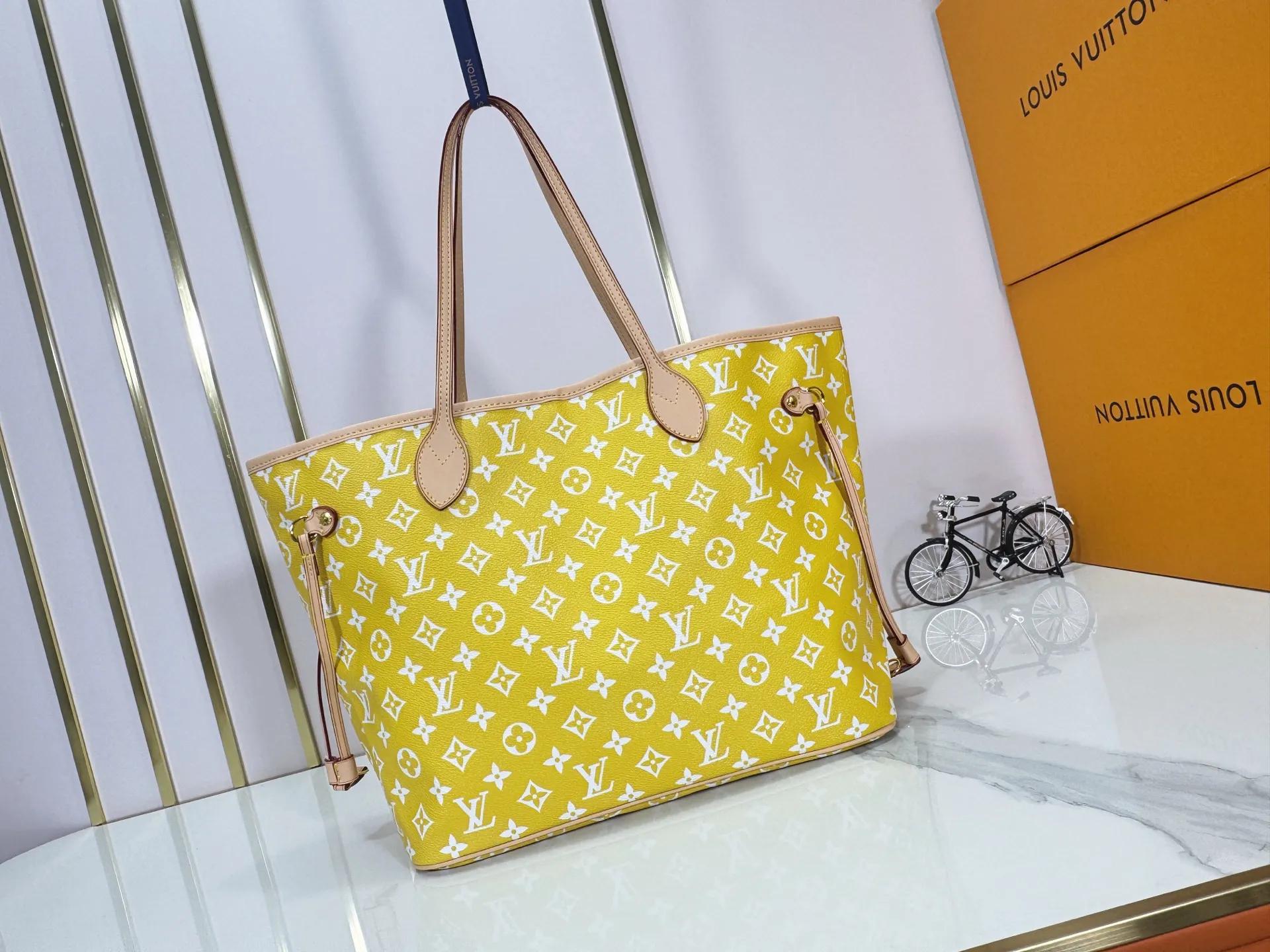 P280 Upgraded Original M40995 The legendary Neverfull bag always meets your every handbag need. It has a large capacity but is not bulky. It is stiff and soft to the touch, making it suitable for home and travel. Tighten the side ties and it instantly transforms into a stylish urban handbag. Loosen the straps and it transforms into a chic and practical handbag. The slender leather handle can be carried over the shoulder or between the arms. The model shown here is made of Damier Ebène canvas. Dimensions: 31.0 x 28.0 x 14.0 cm