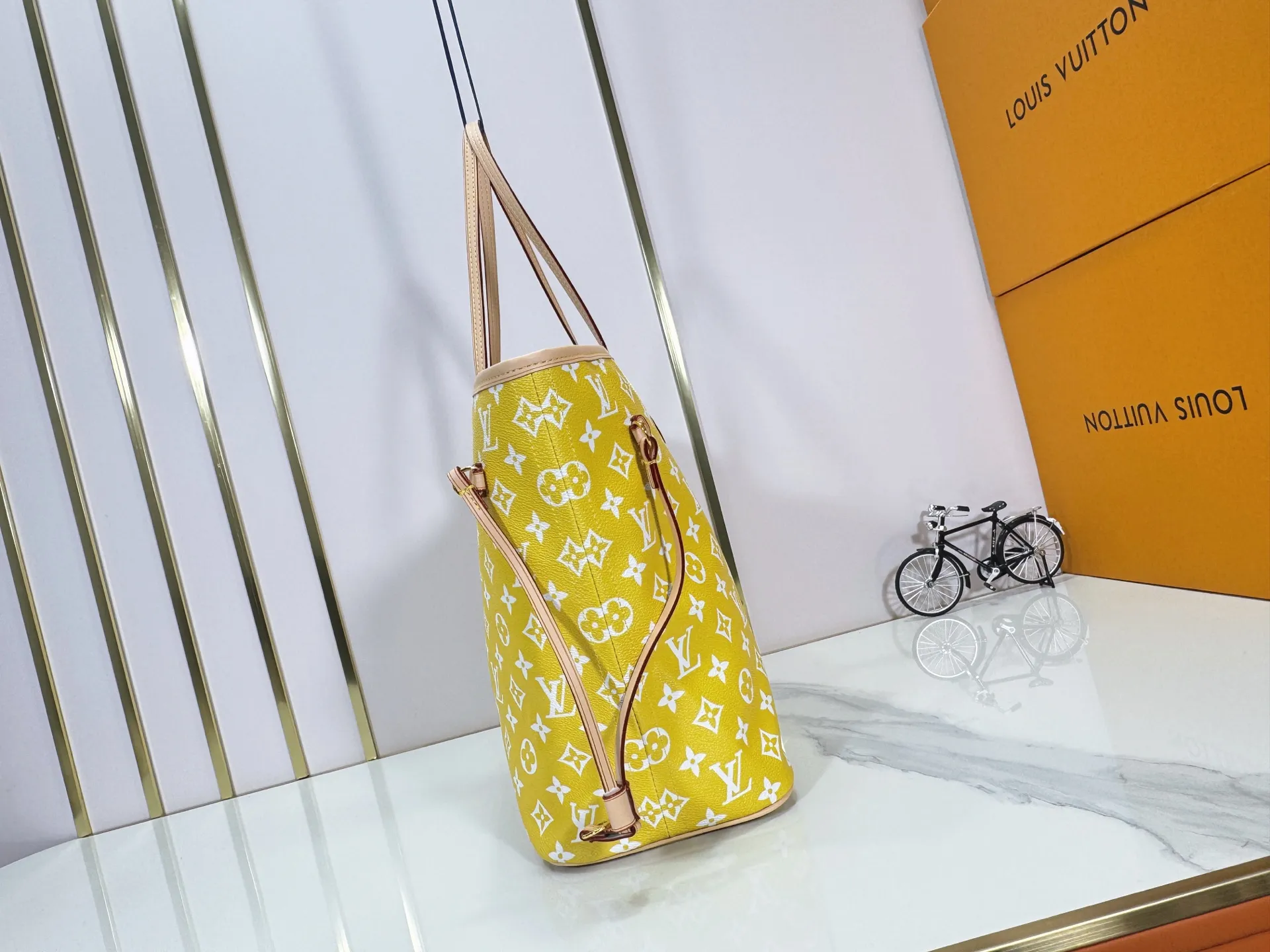 P280 Upgraded Original M40995 The legendary Neverfull bag always meets your every handbag need. It has a large capacity but is not bulky. It is stiff and soft to the touch, making it suitable for home and travel. Tighten the side ties and it instantly transforms into a stylish urban handbag. Loosen the straps and it transforms into a chic and practical handbag. The slender leather handle can be carried over the shoulder or between the arms. The model shown here is made of Damier Ebène canvas. Dimensions: 31.0 x 28.0 x 14.0 cm