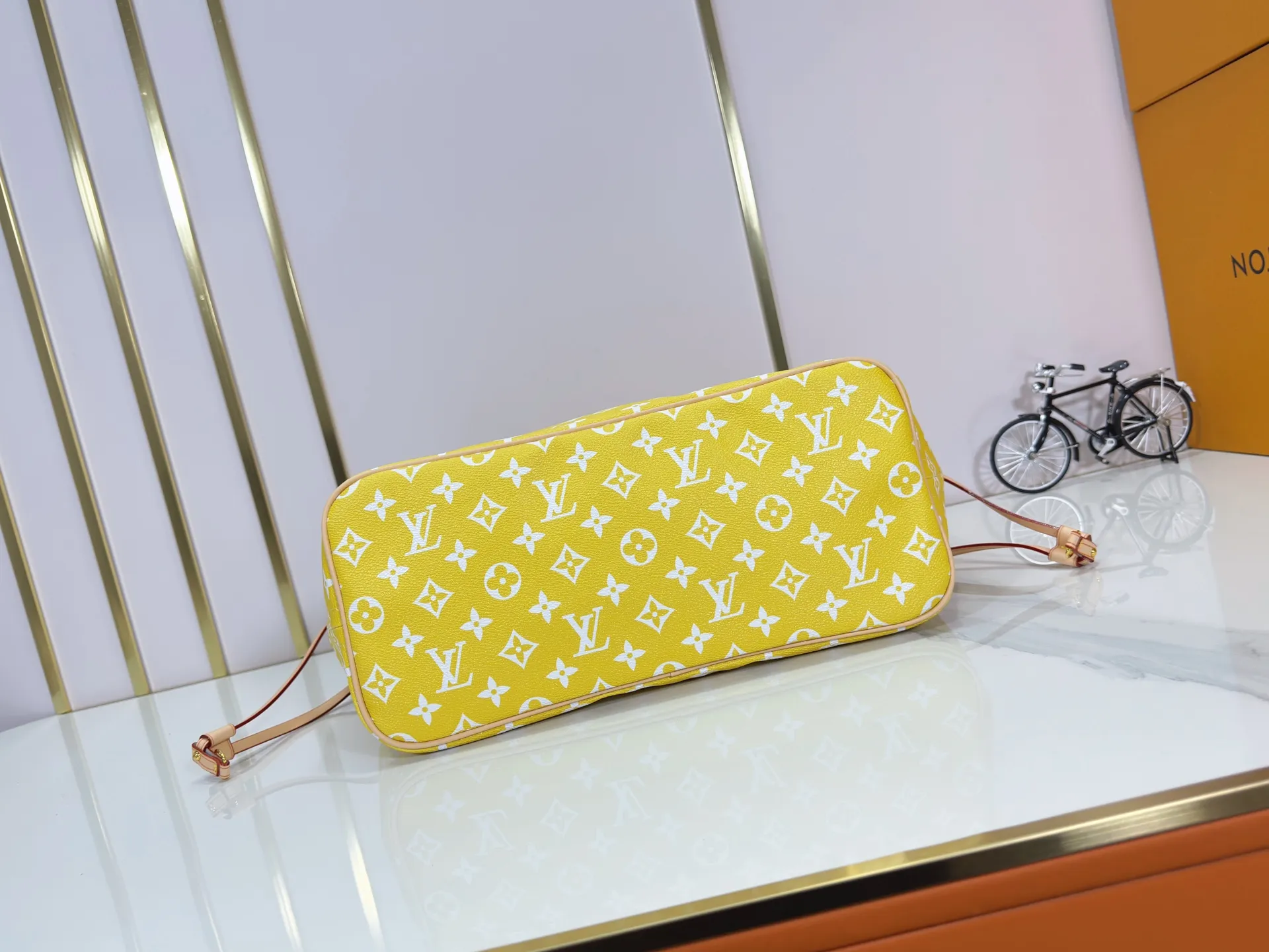 P280 Upgraded Original M40995 The legendary Neverfull bag always meets your every handbag need. It has a large capacity but is not bulky. It is stiff and soft to the touch, making it suitable for home and travel. Tighten the side ties and it instantly transforms into a stylish urban handbag. Loosen the straps and it transforms into a chic and practical handbag. The slender leather handle can be carried over the shoulder or between the arms. The model shown here is made of Damier Ebène canvas. Dimensions: 31.0 x 28.0 x 14.0 cm