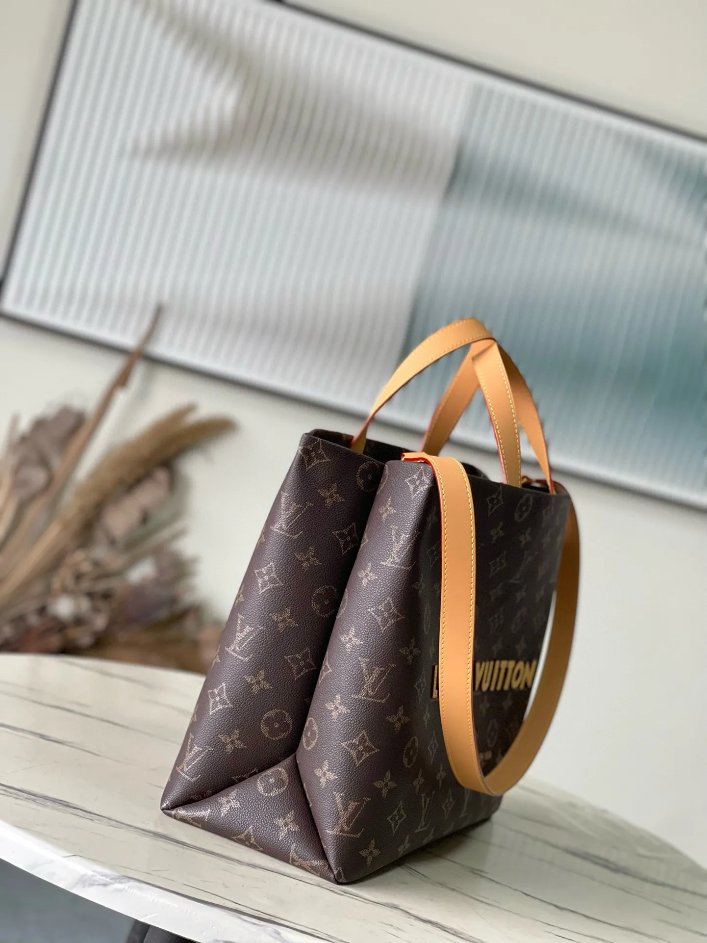 💰1100 Top Original Order M13928 As part of the LVPackaging series, the Shopper Tote handbag reinterprets the Louis Vuitton shopping bag into a large-capacity cow leather handbag with an ingenious design, aiming to sublimate daily items into luxury items. The Louis Vuitton logo is displayed on the body of the bag in contrasting colors, while the lining is designed in the same tone. The top handle makes it easy to carry, while the detachable shoulder strap provides flexible shoulder carrying options. Dimensions: 40 × 32 × 16 cm