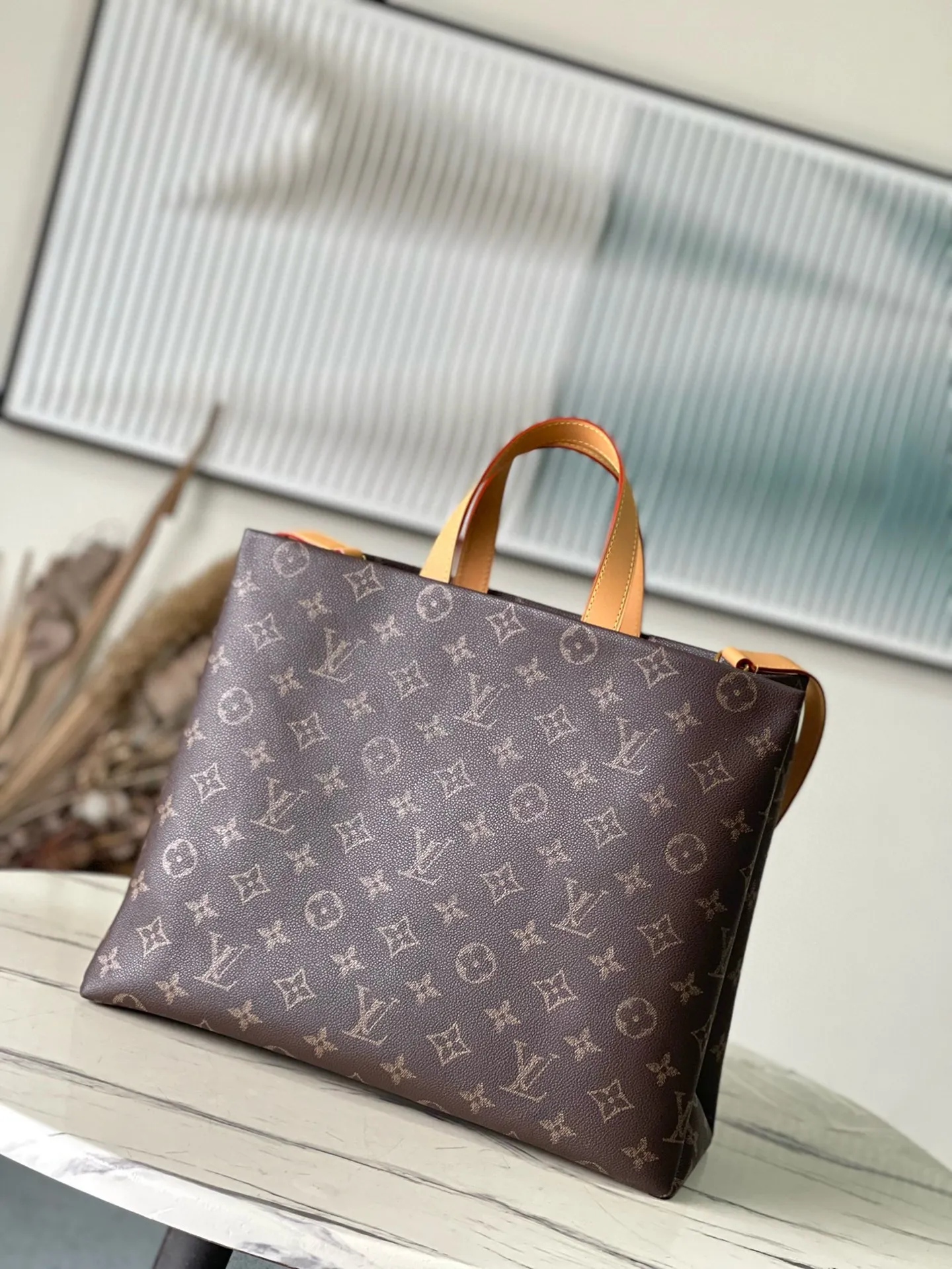 💰1100 Top Original Order M13928 As part of the LVPackaging series, the Shopper Tote handbag reinterprets the Louis Vuitton shopping bag into a large-capacity cow leather handbag with an ingenious design, aiming to sublimate daily items into luxury items. The Louis Vuitton logo is displayed on the body of the bag in contrasting colors, while the lining is designed in the same tone. The top handle makes it easy to carry, while the detachable shoulder strap provides flexible shoulder carrying options. Dimensions: 40 × 32 × 16 cm