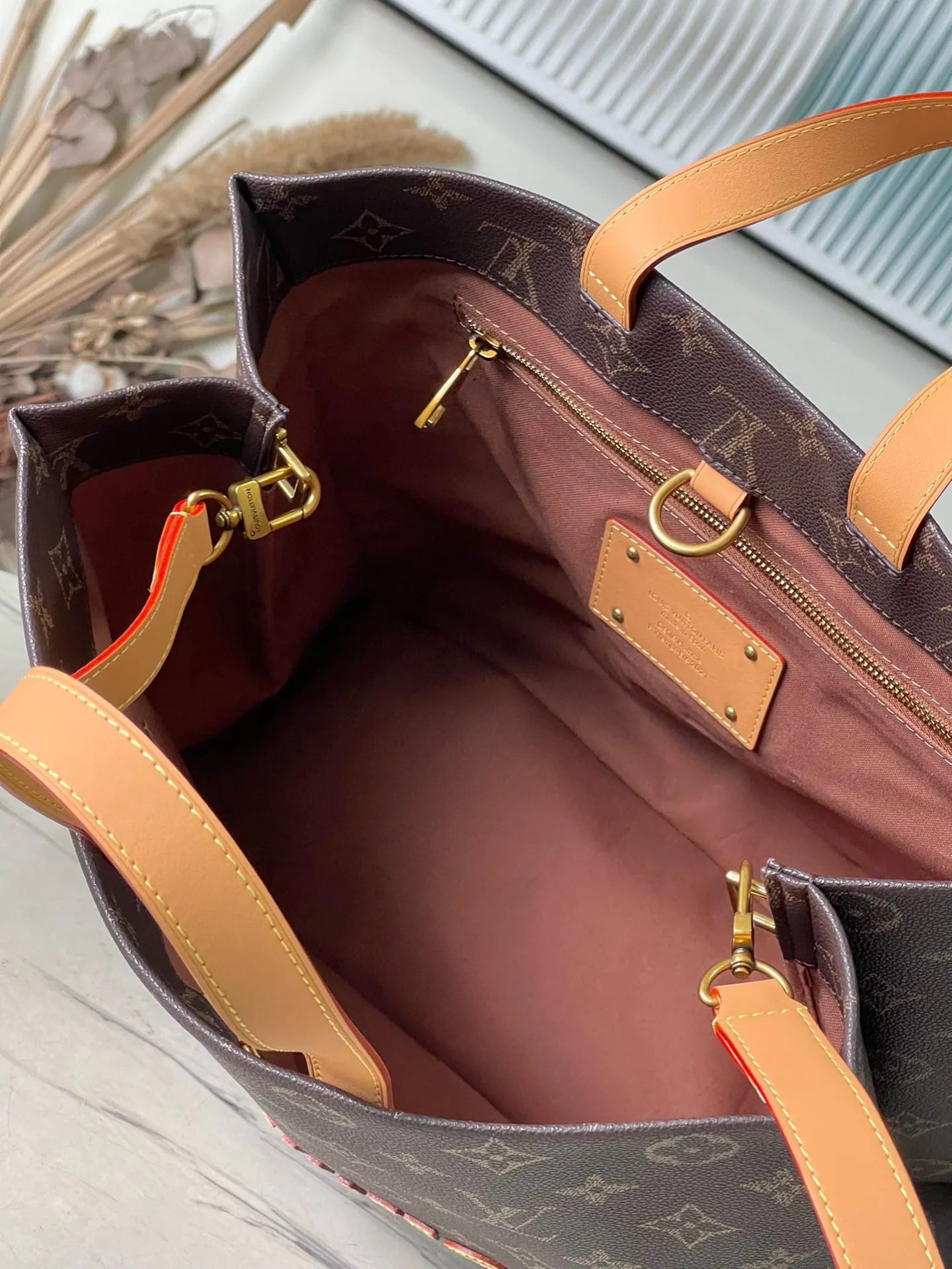 💰1100 Top Original Order M13928 As part of the LVPackaging series, the Shopper Tote handbag reinterprets the Louis Vuitton shopping bag into a large-capacity cow leather handbag with an ingenious design, aiming to sublimate daily items into luxury items. The Louis Vuitton logo is displayed on the body of the bag in contrasting colors, while the lining is designed in the same tone. The top handle makes it easy to carry, while the detachable shoulder strap provides flexible shoulder carrying options. Dimensions: 40 × 32 × 16 cm