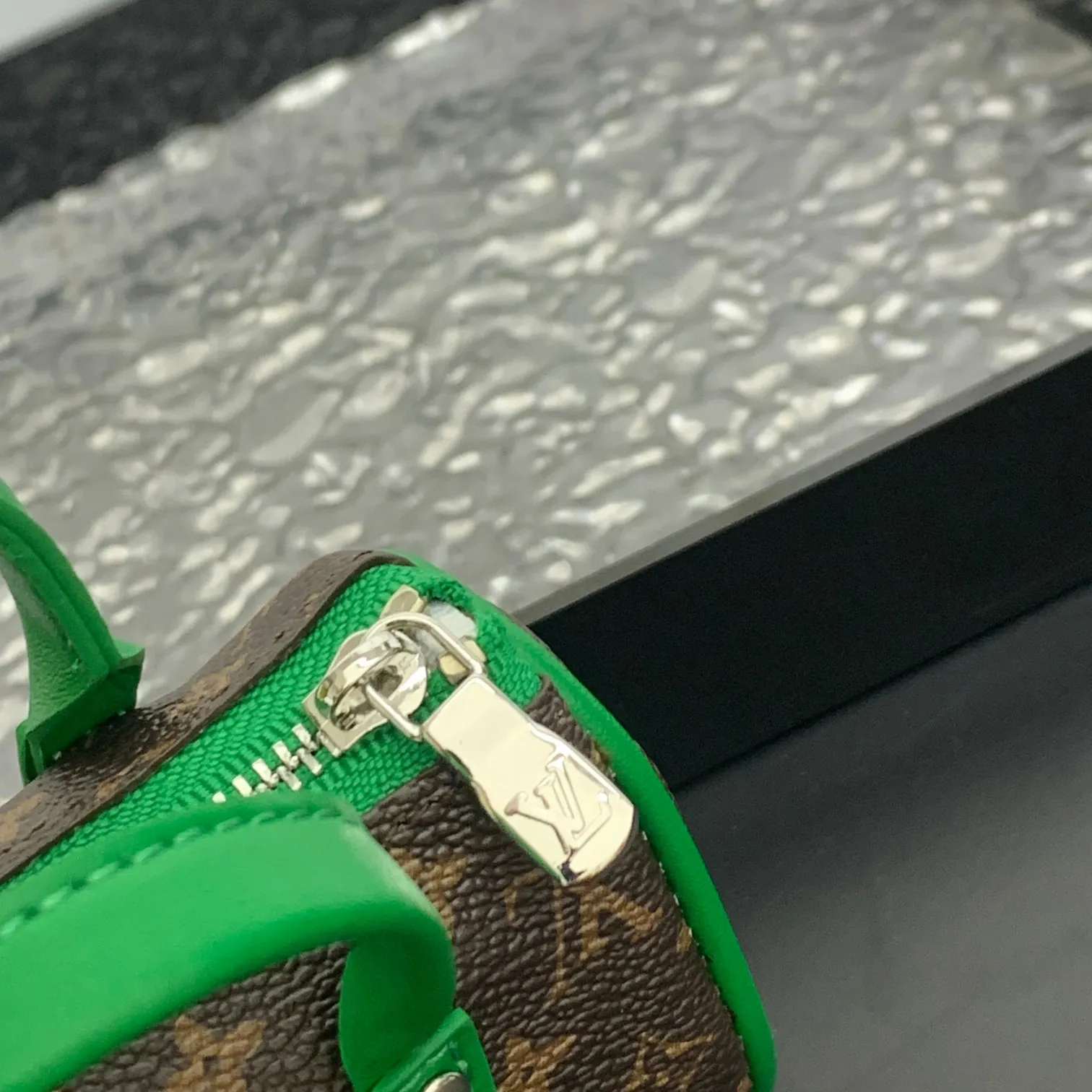 💰200 shipped😍 MINI KEEPALL bag charm and keychain ☀️Louis Vuitton Louis Vuitton lv mini pillow bag pendant ☀️This Mini Keepall bag charm and keychain condenses the classic handbag configuration, boldly showing the spirit of adventure. Monogram canvas with LV inscribed hook buckle, whether hung on a belt or handbag, its zipper closure and built-in keychain ensure secure storage