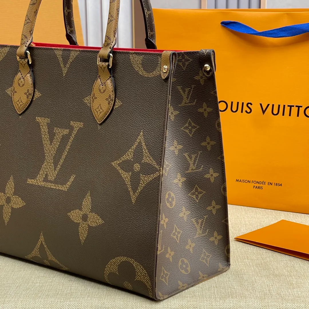 [Upgraded version] P500🐶M45321🐶 comes with a full set of packaging, upgraded version with real gold hardware. ONTHEGO LARGE HANDBAGS The Onthego handbags are eye-catching and charming against the background of Monogram Giant canvas. The sides and handles are decorated with Monogram Reverse patterns, giving a glimpse of the changes in color and texture in similar styles. The large size has plenty of room inside, and with the shoulder strap and Toron handle, you can go about your daily life as you please. Size: 34*26*13