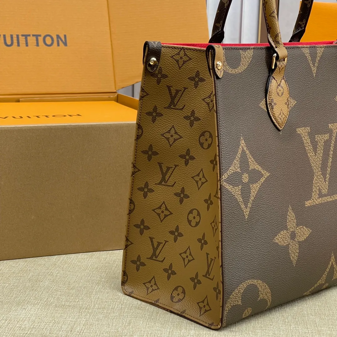 [Upgraded version] P500🐶M45321🐶 comes with a full set of packaging, upgraded version with real gold hardware. ONTHEGO LARGE HANDBAGS The Onthego handbags are eye-catching and charming against the background of Monogram Giant canvas. The sides and handles are decorated with Monogram Reverse patterns, giving a glimpse of the changes in color and texture in similar styles. The large size has plenty of room inside, and with the shoulder strap and Toron handle, you can go about your daily life as you please. Size: 34*26*13