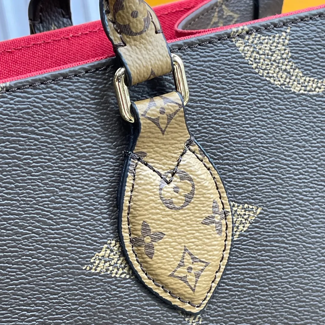 [Upgraded version] P500🐶M45321🐶 comes with a full set of packaging, upgraded version with real gold hardware. ONTHEGO LARGE HANDBAGS The Onthego handbags are eye-catching and charming against the background of Monogram Giant canvas. The sides and handles are decorated with Monogram Reverse patterns, giving a glimpse of the changes in color and texture in similar styles. The large size has plenty of room inside, and with the shoulder strap and Toron handle, you can go about your daily life as you please. Size: 34*26*13