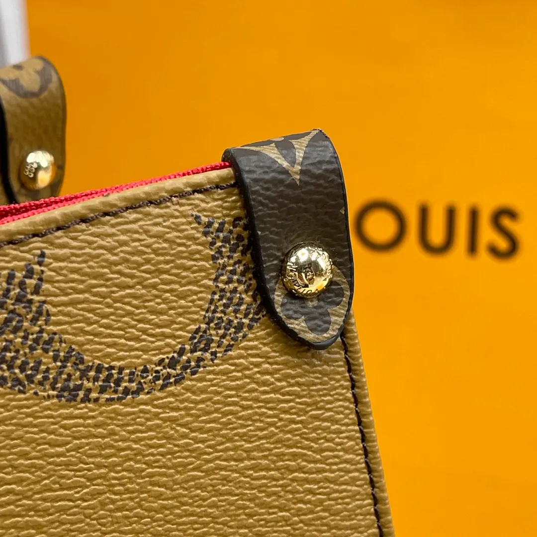 [Upgraded version] P500🐶M45321🐶 comes with a full set of packaging, upgraded version with real gold hardware. ONTHEGO LARGE HANDBAGS The Onthego handbags are eye-catching and charming against the background of Monogram Giant canvas. The sides and handles are decorated with Monogram Reverse patterns, giving a glimpse of the changes in color and texture in similar styles. The large size has plenty of room inside, and with the shoulder strap and Toron handle, you can go about your daily life as you please. Size: 34*26*13