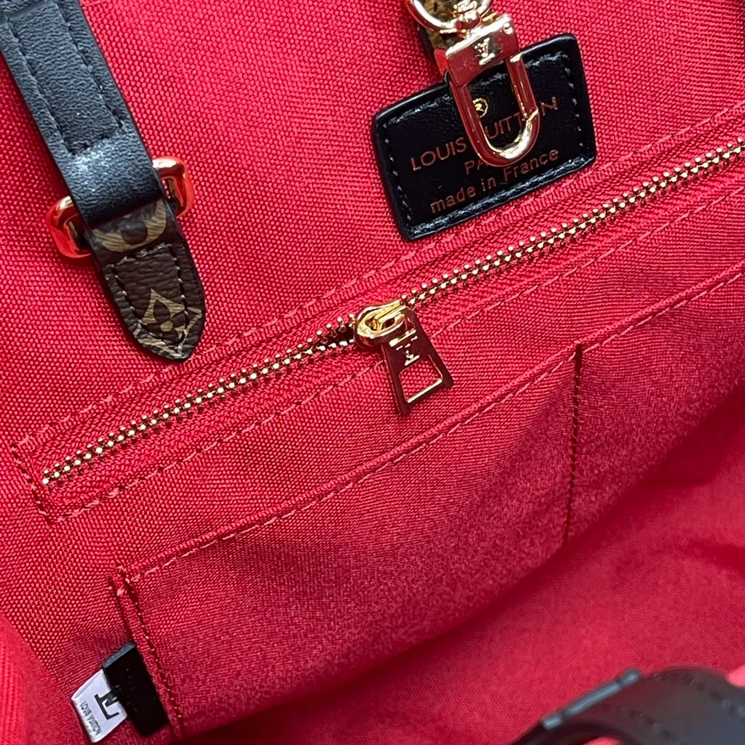 [Upgraded version] P500🐶M45321🐶 comes with a full set of packaging, upgraded version with real gold hardware. ONTHEGO LARGE HANDBAGS The Onthego handbags are eye-catching and charming against the background of Monogram Giant canvas. The sides and handles are decorated with Monogram Reverse patterns, giving a glimpse of the changes in color and texture in similar styles. The large size has plenty of room inside, and with the shoulder strap and Toron handle, you can go about your daily life as you please. Size: 34*26*13