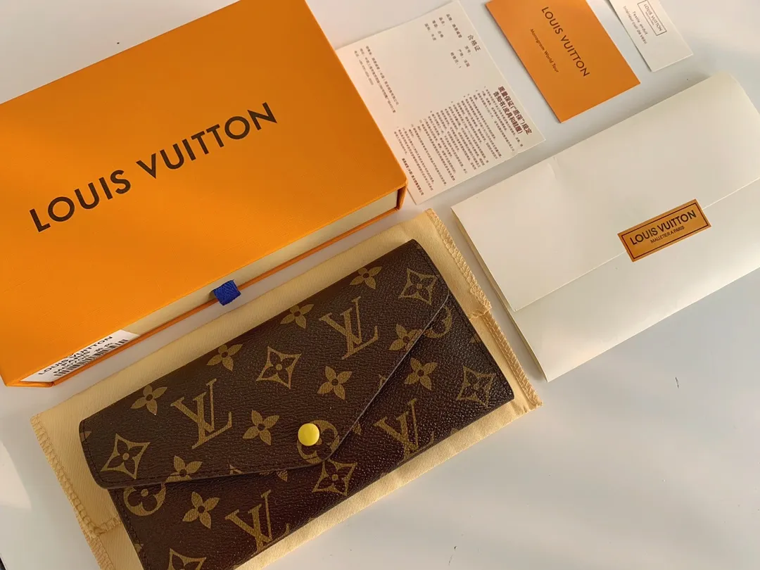 💰100 💎The Josephine Wallet is inspired by Louis Vuitton's first wallet. It is made of soft Monogram canvas and lined with brightly colored lining, giving the brand's classic design a unique and stylish beauty. The long, flat shape makes it easy to slip into any pocket or handbag. Model: M60708 Size: 19/10.