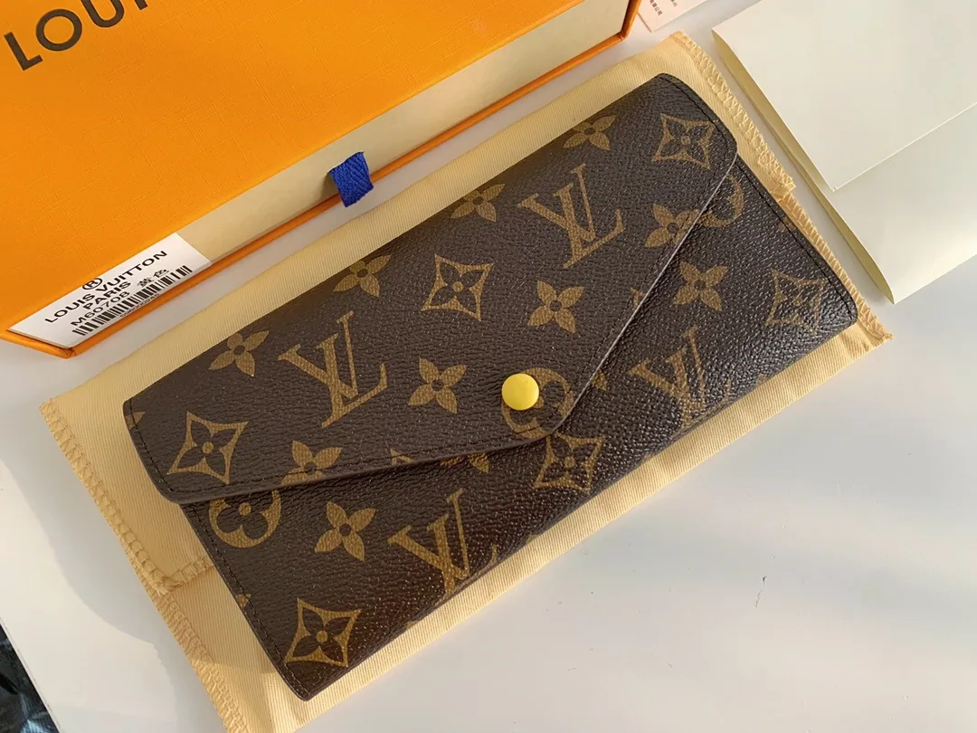💰100 💎The Josephine Wallet is inspired by Louis Vuitton's first wallet. It is made of soft Monogram canvas and lined with brightly colored lining, giving the brand's classic design a unique and stylish beauty. The long, flat shape makes it easy to slip into any pocket or handbag. Model: M60708 Size: 19/10.
