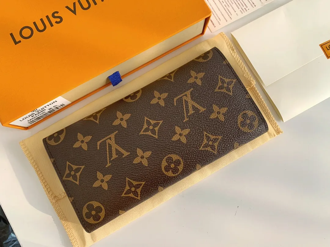 💰100 💎The Josephine Wallet is inspired by Louis Vuitton's first wallet. It is made of soft Monogram canvas and lined with brightly colored lining, giving the brand's classic design a unique and stylish beauty. The long, flat shape makes it easy to slip into any pocket or handbag. Model: M60708 Size: 19/10.