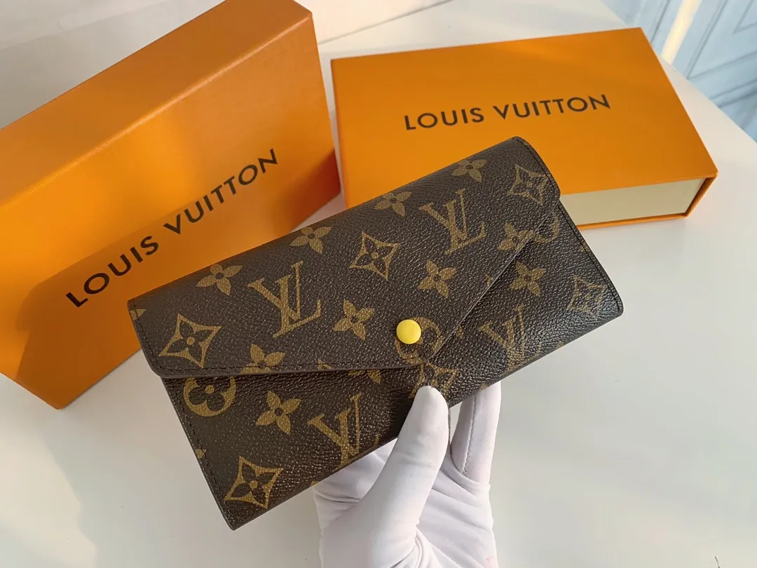 💰100 💎The Josephine Wallet is inspired by Louis Vuitton's first wallet. It is made of soft Monogram canvas and lined with brightly colored lining, giving the brand's classic design a unique and stylish beauty. The long, flat shape makes it easy to slip into any pocket or handbag. Model: M60708 Size: 19/10.
