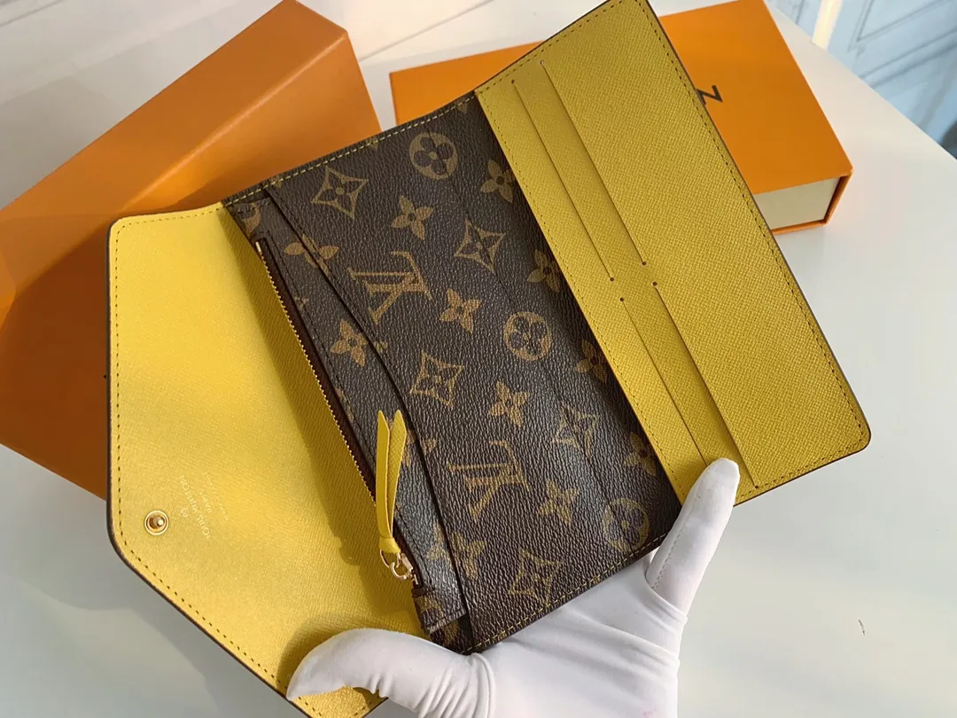 💰100 💎The Josephine Wallet is inspired by Louis Vuitton's first wallet. It is made of soft Monogram canvas and lined with brightly colored lining, giving the brand's classic design a unique and stylish beauty. The long, flat shape makes it easy to slip into any pocket or handbag. Model: M60708 Size: 19/10.