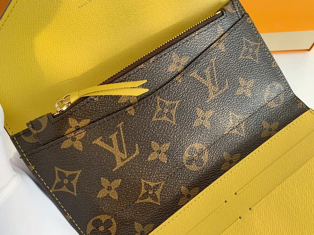 💰100 💎The Josephine Wallet is inspired by Louis Vuitton's first wallet. It is made of soft Monogram canvas and lined with brightly colored lining, giving the brand's classic design a unique and stylish beauty. The long, flat shape makes it easy to slip into any pocket or handbag. Model: M60708 Size: 19/10.