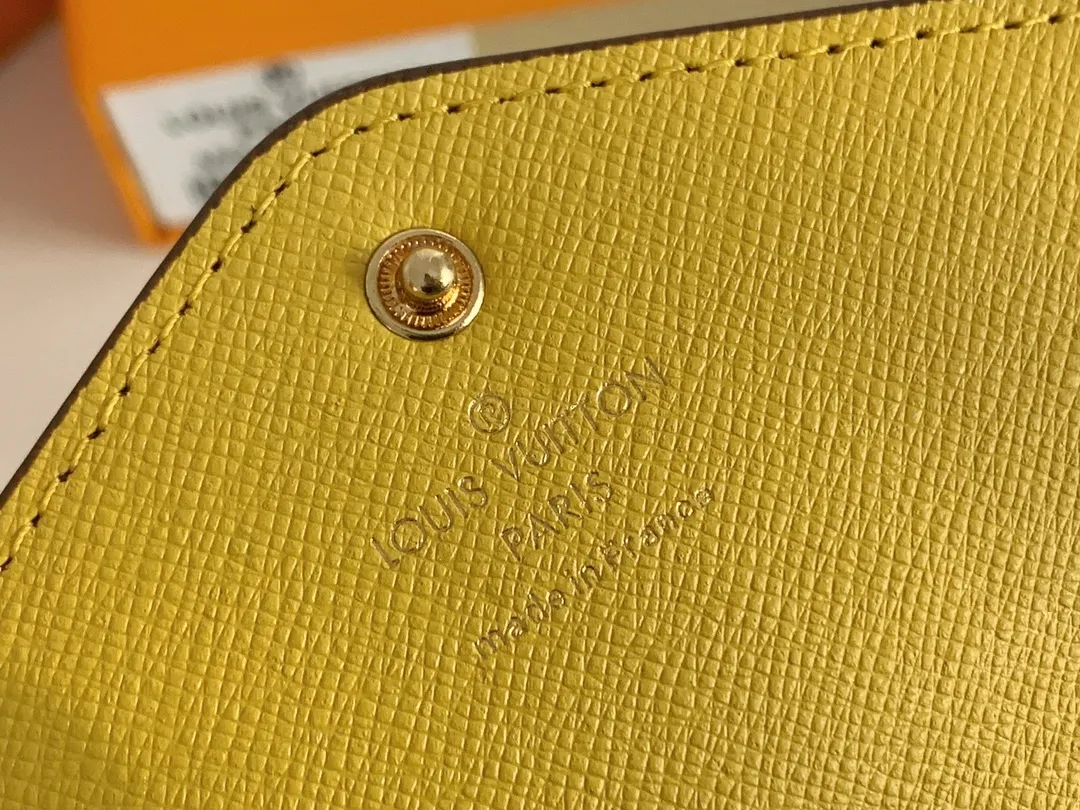 💰100 💎The Josephine Wallet is inspired by Louis Vuitton's first wallet. It is made of soft Monogram canvas and lined with brightly colored lining, giving the brand's classic design a unique and stylish beauty. The long, flat shape makes it easy to slip into any pocket or handbag. Model: M60708 Size: 19/10.