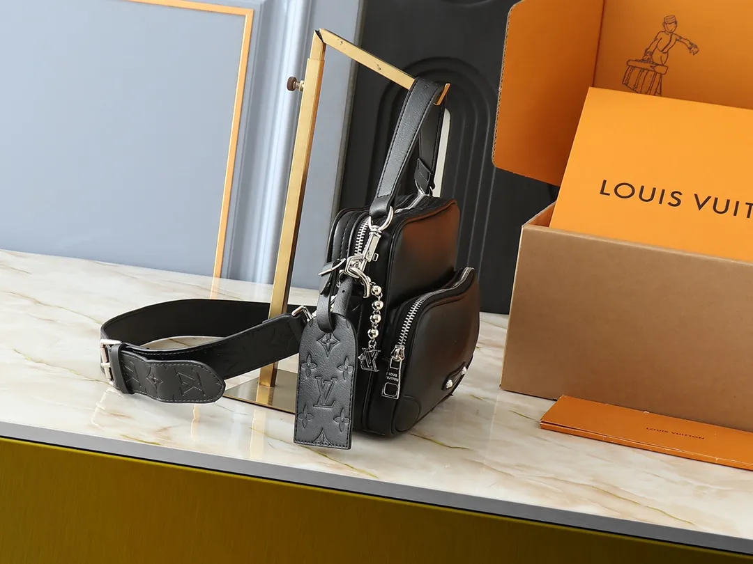 💰260💰Upgraded original M13987 M14016 This Nil handbag shines with the elegant luster of cow leather, and uses beaded rivets to fix the Louis Vuitton Paris patch on the front. The side lock buckle highlights the urban style, and the main compartment zipper pull is embellished with LV lettering. Dimensions: 25.0 x 17.5 x 11.0 cm (length x height x width)