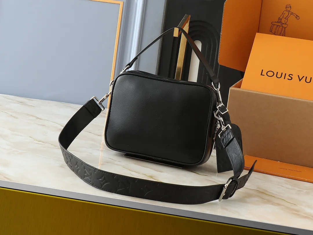 💰260💰Upgraded original M13987 M14016 This Nil handbag shines with the elegant luster of cow leather, and uses beaded rivets to fix the Louis Vuitton Paris patch on the front. The side lock buckle highlights the urban style, and the main compartment zipper pull is embellished with LV lettering. Dimensions: 25.0 x 17.5 x 11.0 cm (length x height x width)