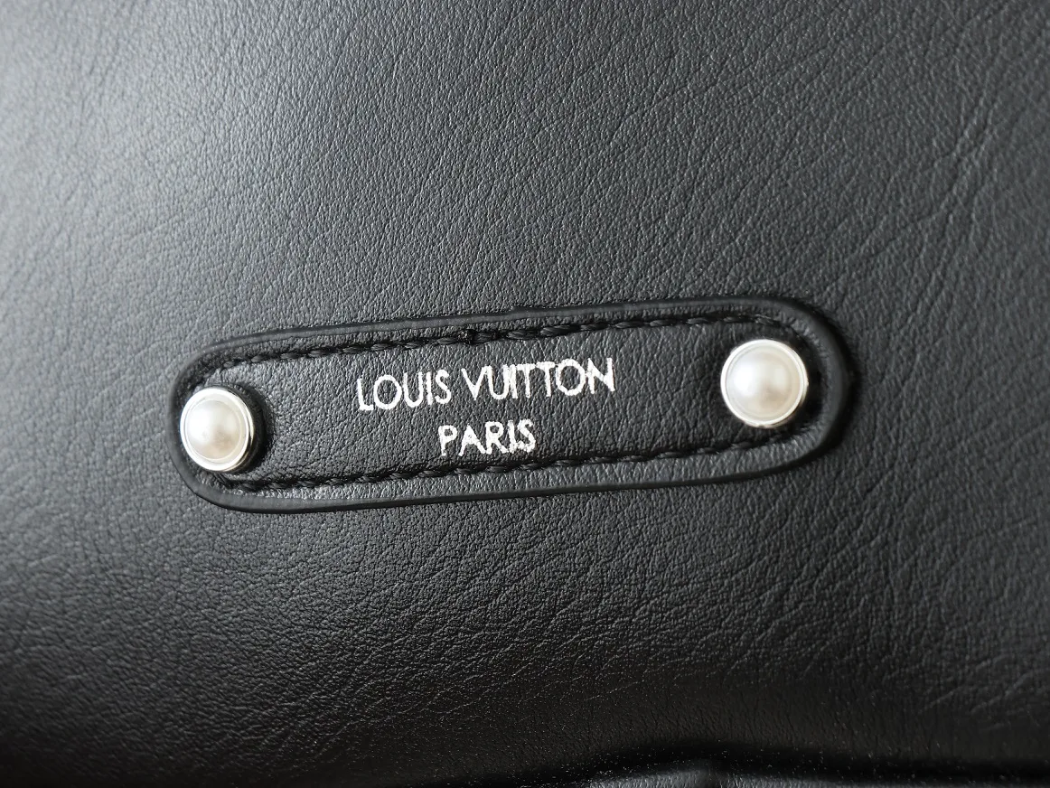 💰260💰Upgraded original M13987 M14016 This Nil handbag shines with the elegant luster of cow leather, and uses beaded rivets to fix the Louis Vuitton Paris patch on the front. The side lock buckle highlights the urban style, and the main compartment zipper pull is embellished with LV lettering. Dimensions: 25.0 x 17.5 x 11.0 cm (length x height x width)