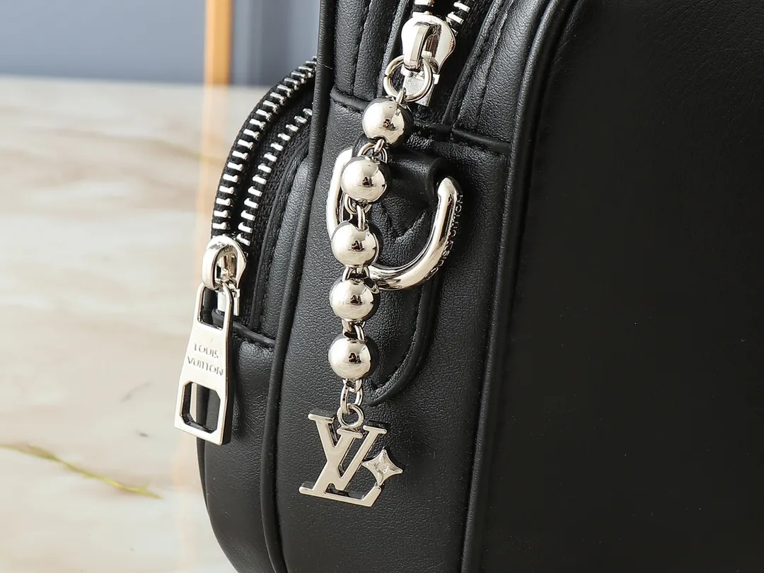💰260💰Upgraded original M13987 M14016 This Nil handbag shines with the elegant luster of cow leather, and uses beaded rivets to fix the Louis Vuitton Paris patch on the front. The side lock buckle highlights the urban style, and the main compartment zipper pull is embellished with LV lettering. Dimensions: 25.0 x 17.5 x 11.0 cm (length x height x width)
