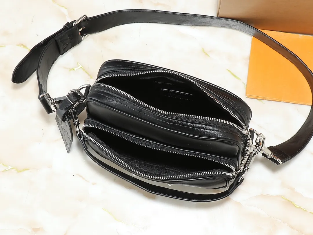 💰260💰Upgraded original M13987 M14016 This Nil handbag shines with the elegant luster of cow leather, and uses beaded rivets to fix the Louis Vuitton Paris patch on the front. The side lock buckle highlights the urban style, and the main compartment zipper pull is embellished with LV lettering. Dimensions: 25.0 x 17.5 x 11.0 cm (length x height x width)