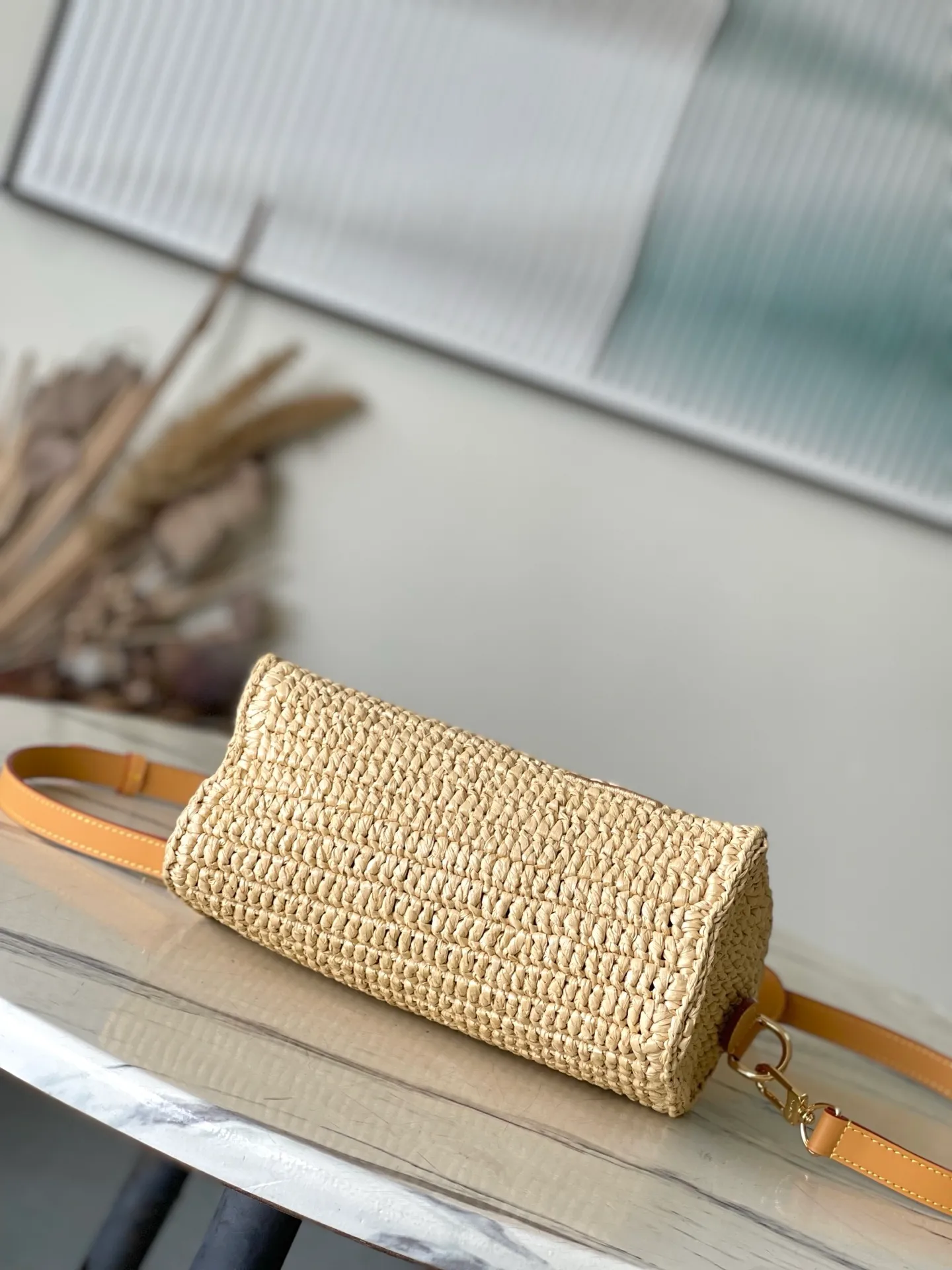 💰1460 Top original order M14456 No. This Speedy 25 Bandouliere handbag is made of raffia. It uses exquisite craftsmanship to give each finished product a unique style, and then uses distressed cow leather to add a retro charm. The LV lettering is embroidered in a corner of the front, and the top handle and detachable and adjustable shoulder strap allow for flexible carrying. Dimensions: 25 × 15 × 11 cm