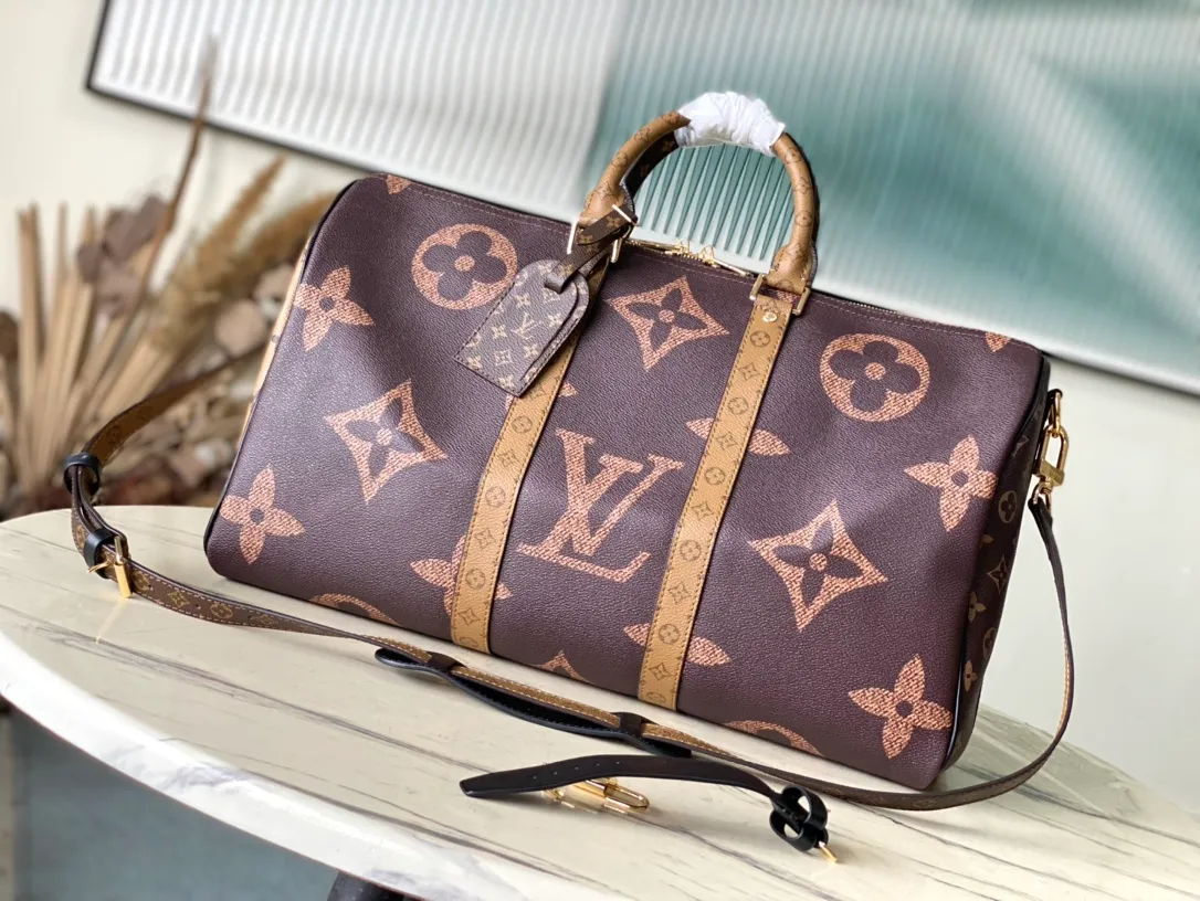 💰1340 Top original order M47211 This Keepall Bandouliere 45 travel bag is made of Monogram Giant coated canvas with Monogram Reverse trim, paying tribute to the brand's iconic pattern. Luxurious fabric lining with zippered interior pocket, removable and adjustable leather shoulder strap and top handle allow for a variety of carrying options. Dimensions: 45 × 27 × 20 cm
