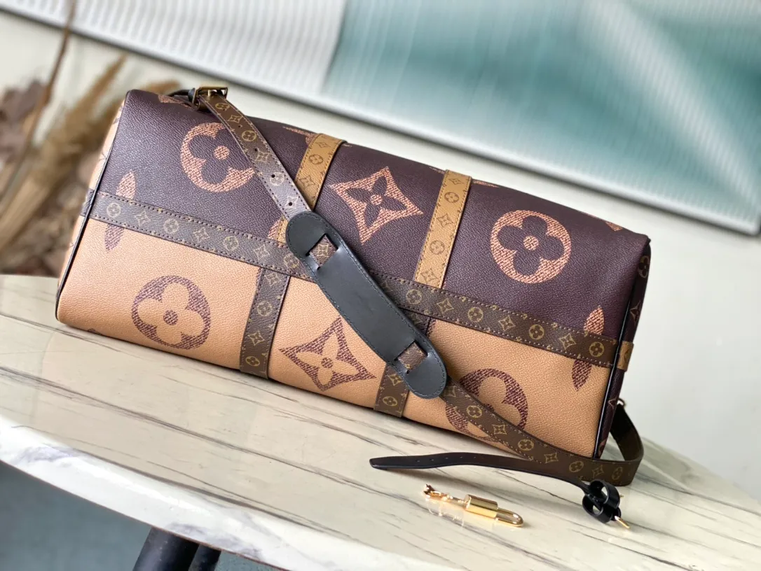 💰1340 Top original order M47211 This Keepall Bandouliere 45 travel bag is made of Monogram Giant coated canvas with Monogram Reverse trim, paying tribute to the brand's iconic pattern. Luxurious fabric lining with zippered interior pocket, removable and adjustable leather shoulder strap and top handle allow for a variety of carrying options. Dimensions: 45 × 27 × 20 cm