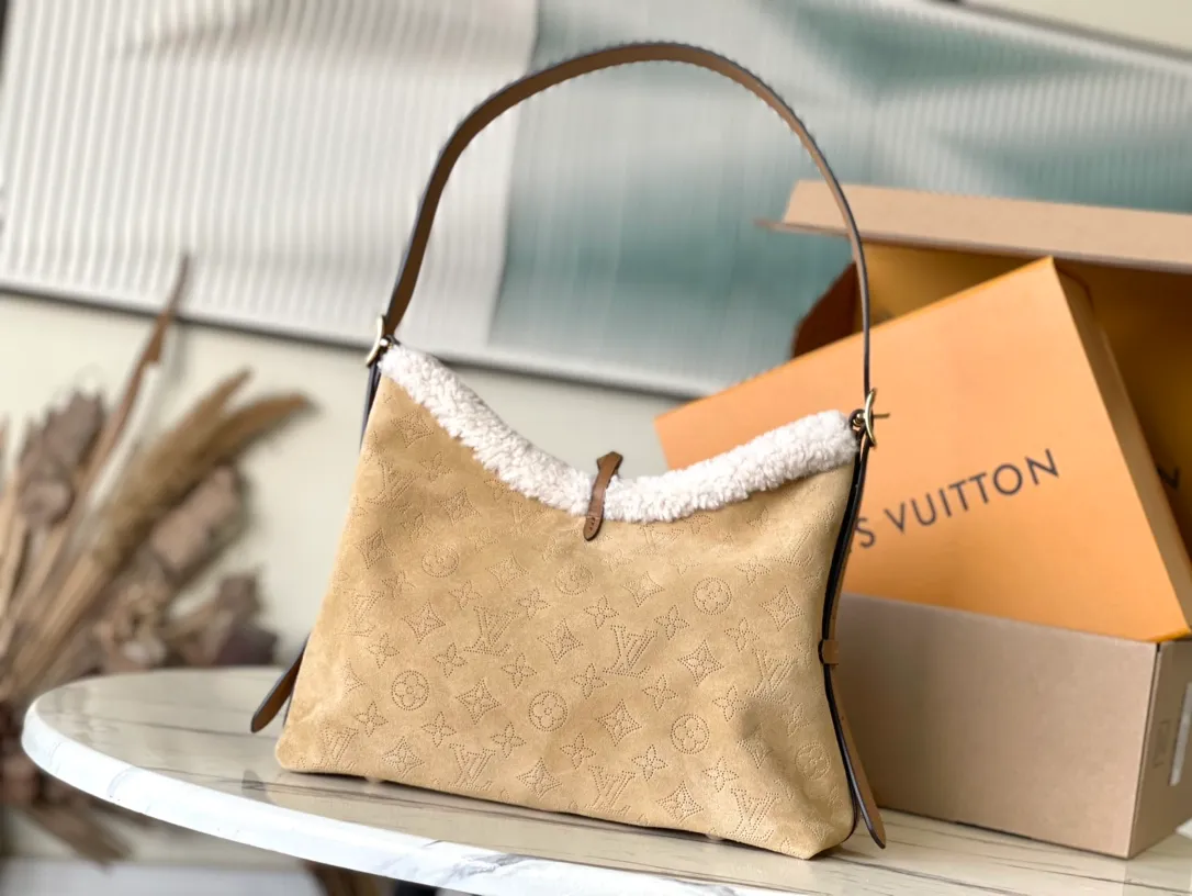💰1420 Top original order M11843 This small CarryAll handbag is from the LVSki series. It is made of Monogram engraved and perforated suede leather with shearling trim, making it a comfortable and warm choice in winter. The magnetic closure and leather strap provide ample space for easily storing a long wallet and daily necessities. Dimensions: 29 × 24 × 12 cm