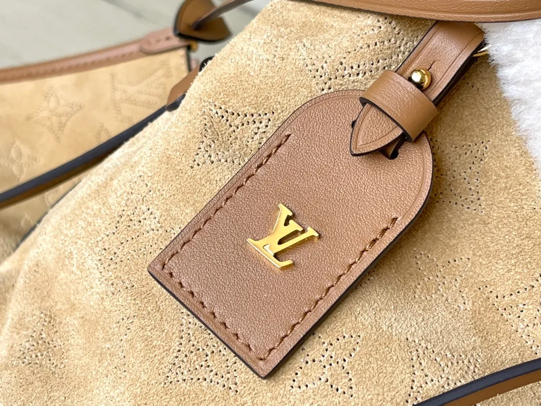 💰1420 Top original order M11843 This small CarryAll handbag is from the LVSki series. It is made of Monogram engraved and perforated suede leather with shearling trim, making it a comfortable and warm choice in winter. The magnetic closure and leather strap provide ample space for easily storing a long wallet and daily necessities. Dimensions: 29 × 24 × 12 cm