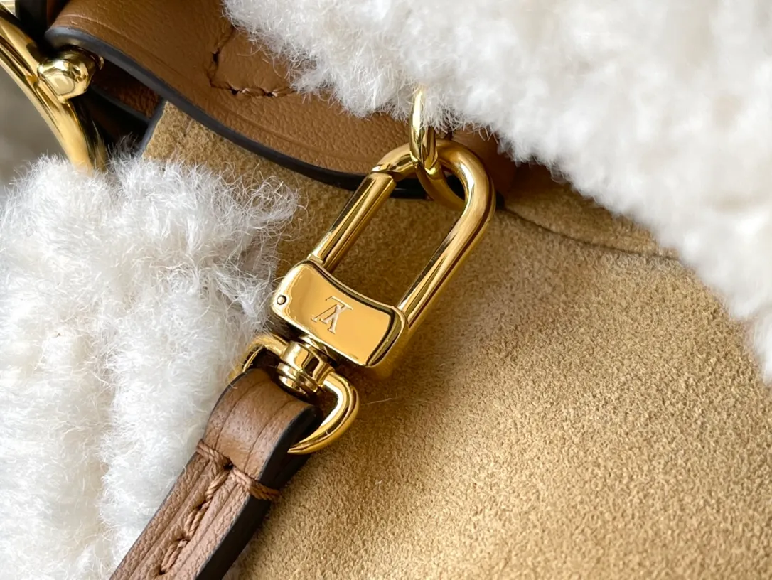 💰1420 Top original order M11843 This small CarryAll handbag is from the LVSki series. It is made of Monogram engraved and perforated suede leather with shearling trim, making it a comfortable and warm choice in winter. The magnetic closure and leather strap provide ample space for easily storing a long wallet and daily necessities. Dimensions: 29 × 24 × 12 cm