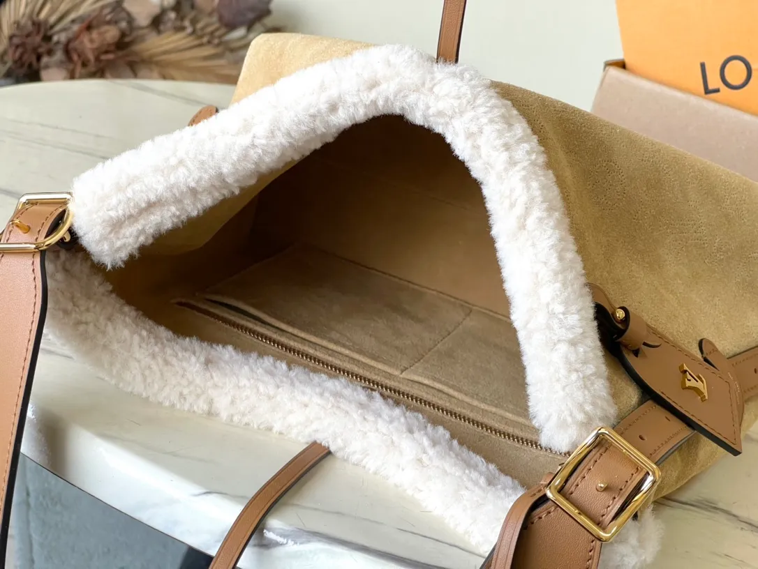 💰1420 Top original order M11843 This small CarryAll handbag is from the LVSki series. It is made of Monogram engraved and perforated suede leather with shearling trim, making it a comfortable and warm choice in winter. The magnetic closure and leather strap provide ample space for easily storing a long wallet and daily necessities. Dimensions: 29 × 24 × 12 cm