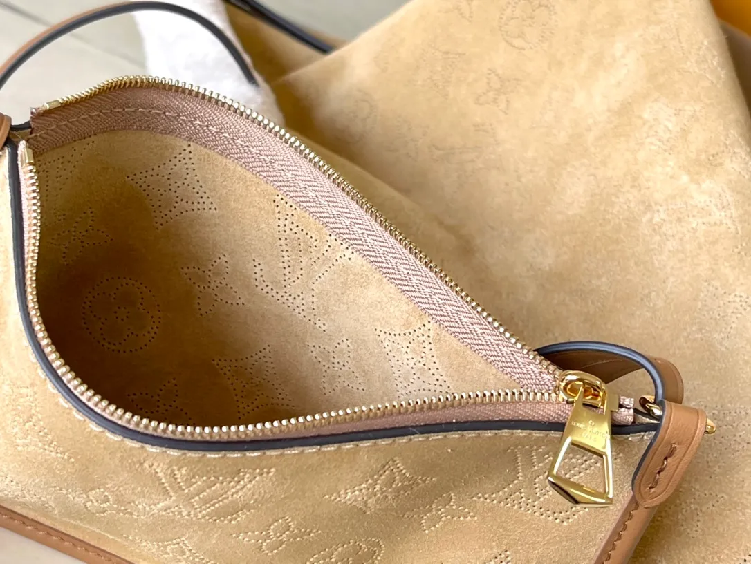 💰1420 Top original order M11843 This small CarryAll handbag is from the LVSki series. It is made of Monogram engraved and perforated suede leather with shearling trim, making it a comfortable and warm choice in winter. The magnetic closure and leather strap provide ample space for easily storing a long wallet and daily necessities. Dimensions: 29 × 24 × 12 cm