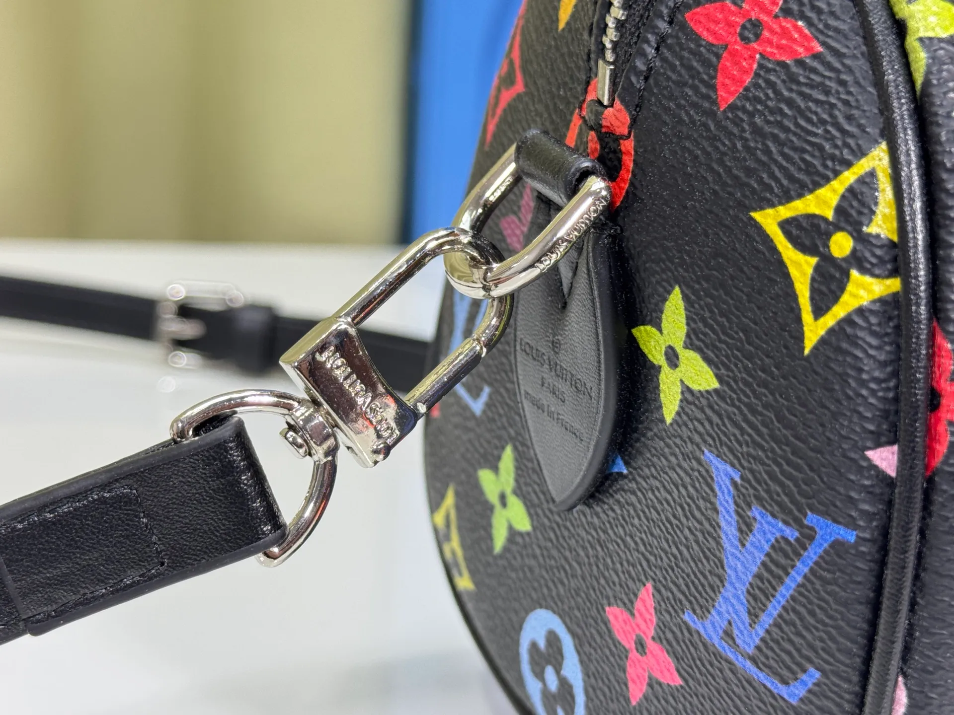 P260 Upgraded from the original version, this M46234 M46222 Speedy Bandoulière 20 handbag is made of soft coated canvas, with the full-length Monogram pattern traced in colorful rainbow tones, highlighting the smart style of the Louis Vuitton x Murakami reissue series. The Toron handle and detachable shoulder strap are constructed of cow leather, the metal corners recall classic luggage elements, and the bow-shaped key bag and padlock add brand touches. Dimensions: 20.5 x 13.5 x 12.0 cm (length x height x width)