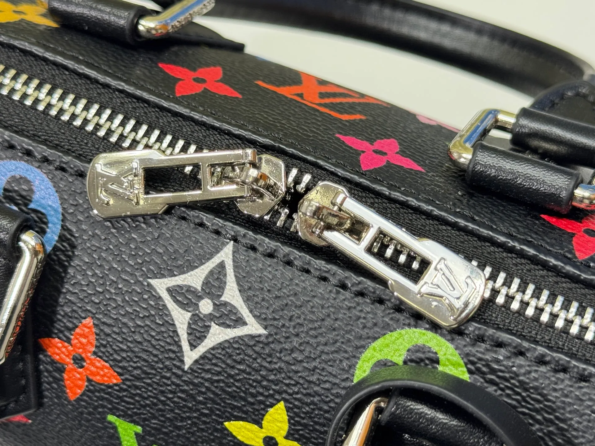 P260 Upgraded from the original version, this M46234 M46222 Speedy Bandoulière 20 handbag is made of soft coated canvas, with the full-length Monogram pattern traced in colorful rainbow tones, highlighting the smart style of the Louis Vuitton x Murakami reissue series. The Toron handle and detachable shoulder strap are constructed of cow leather, the metal corners recall classic luggage elements, and the bow-shaped key bag and padlock add brand touches. Dimensions: 20.5 x 13.5 x 12.0 cm (length x height x width)