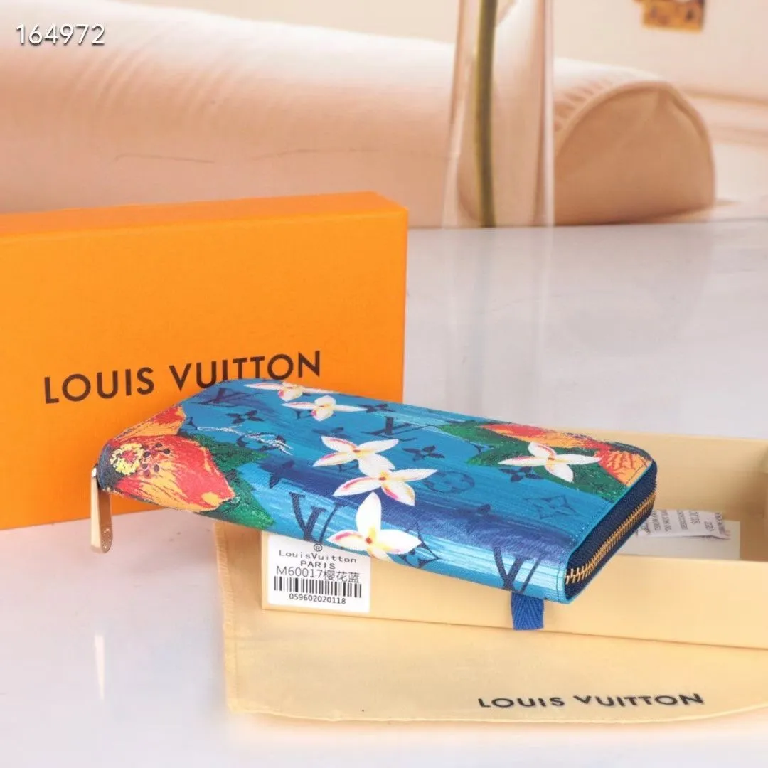 P150💰 M80857M60017 Japan limited wallet "Gibby Wallet", printed with Louis Vuitton's cute mascot "Vivian" illustration on single gram canvas. Brightly colored kites and cute mascots are combined, embellished with tiny single flowers. This is a collectible item that is perfect as a gift for those who love singles. Size: 19x 12.5x 3.0cm, 🎁🎁