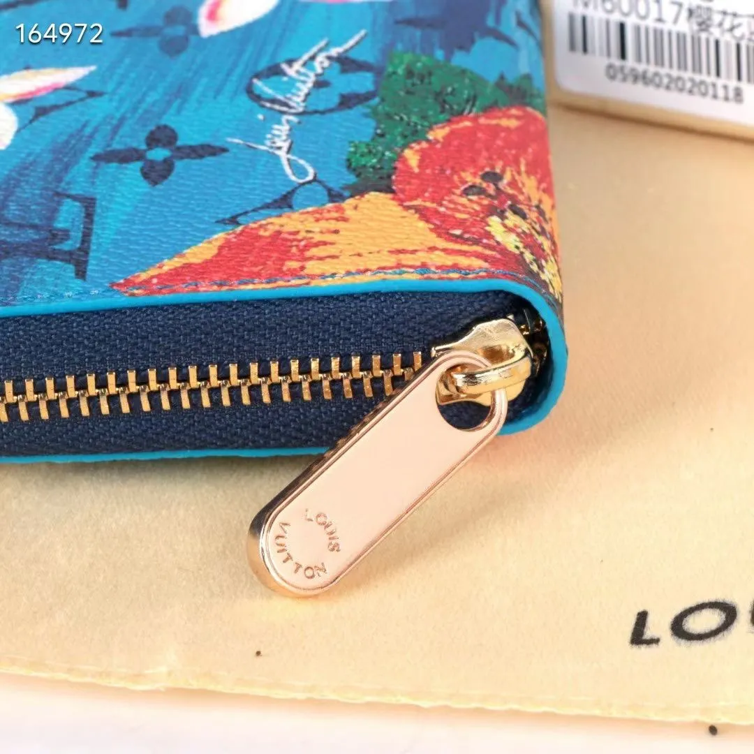 P150💰 M80857M60017 Japan limited wallet "Gibby Wallet", printed with Louis Vuitton's cute mascot "Vivian" illustration on single gram canvas. Brightly colored kites and cute mascots are combined, embellished with tiny single flowers. This is a collectible item that is perfect as a gift for those who love singles. Size: 19x 12.5x 3.0cm, 🎁🎁