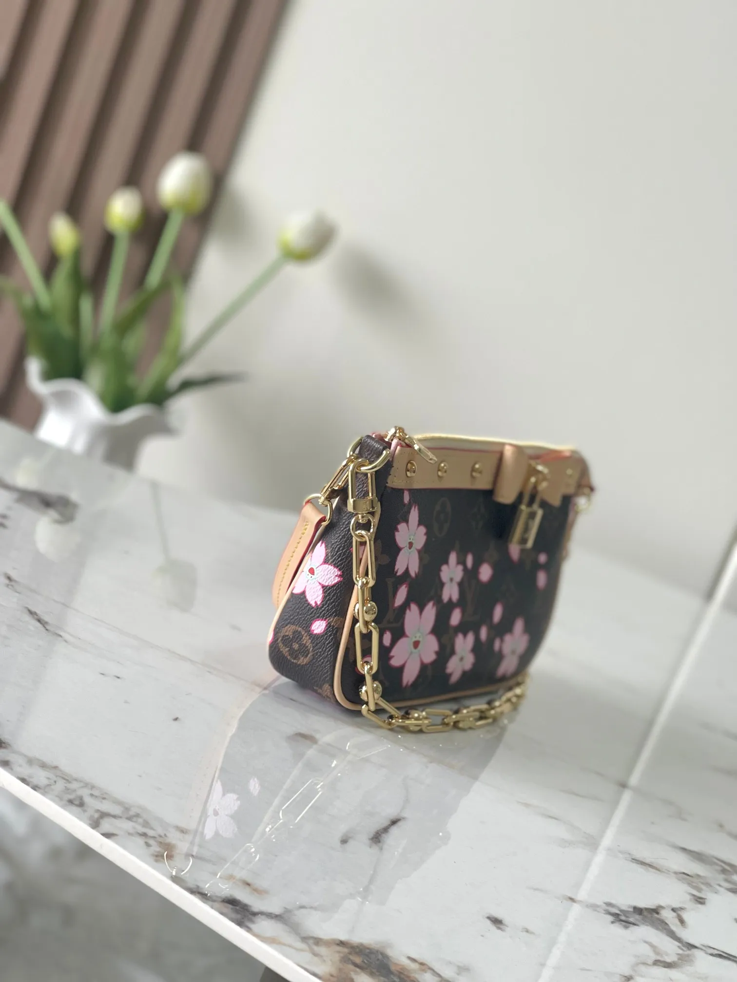Factory price 780 Top original order, transcoding chip, M13666 Cherry Blossom Mahjong bag Pochette Accessoires handbag is made of classic Monogram canvas with the bright Cherry Blossom pattern written by Takashi Murakami, expressing the distinctive elements of the Louis Vuitton x Takashi Murakami replica series in a playful style. A leather bow and LV-engraved padlock accent the upper edge, while dazzling studs and a detachable chain add a touch of irreverence. 13 x 4 x 22 cm (height x width x length)
