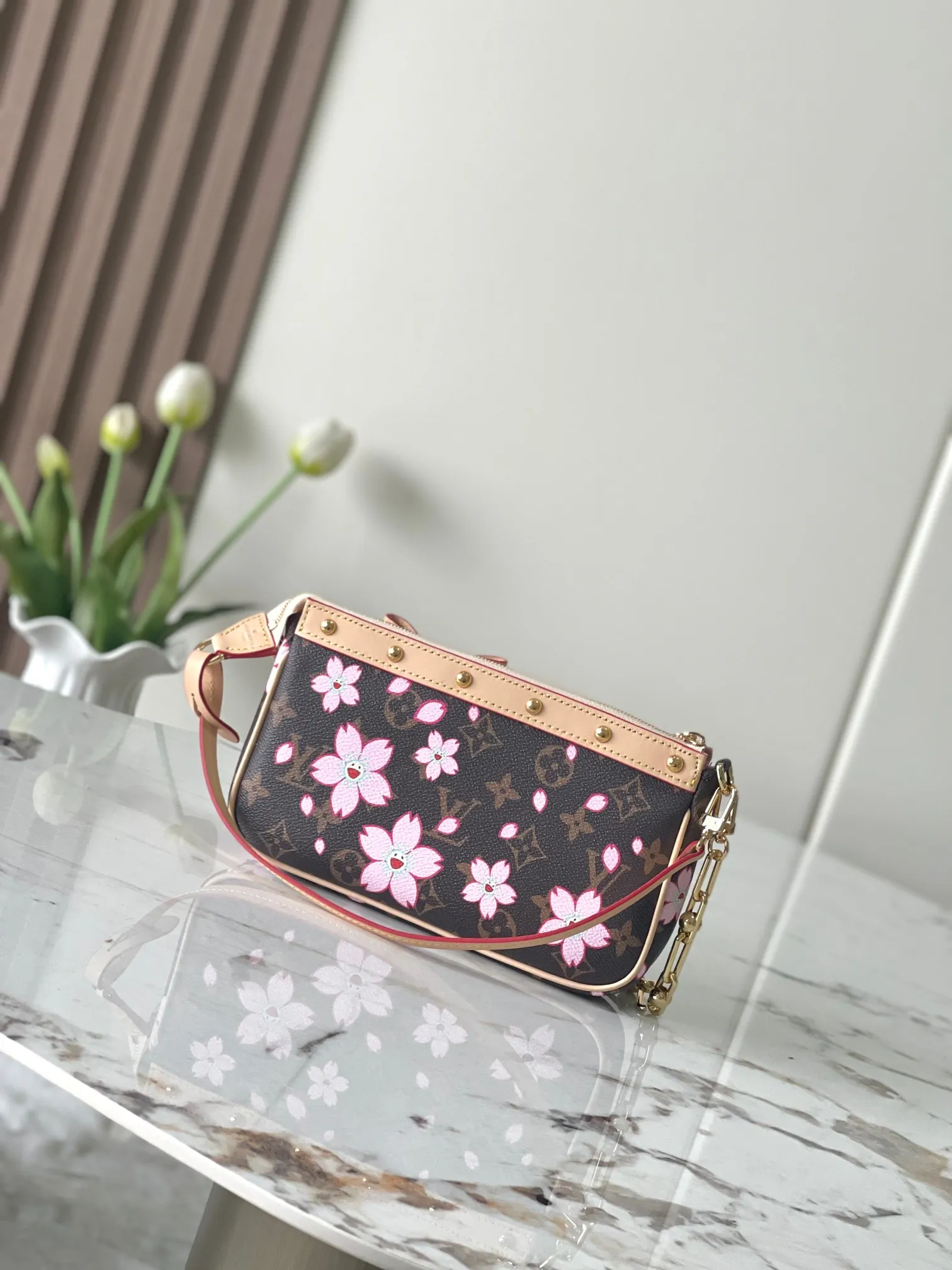Factory price 780 Top original order, transcoding chip, M13666 Cherry Blossom Mahjong bag Pochette Accessoires handbag is made of classic Monogram canvas with the bright Cherry Blossom pattern written by Takashi Murakami, expressing the distinctive elements of the Louis Vuitton x Takashi Murakami replica series in a playful style. A leather bow and LV-engraved padlock accent the upper edge, while dazzling studs and a detachable chain add a touch of irreverence. 13 x 4 x 22 cm (height x width x length)