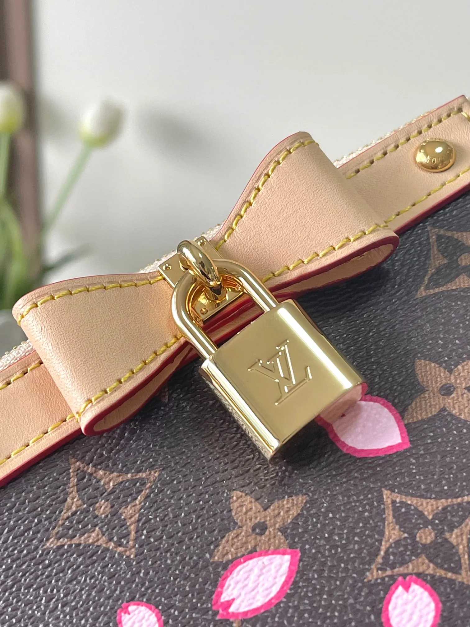 Factory price 780 Top original order, transcoding chip, M13666 Cherry Blossom Mahjong bag Pochette Accessoires handbag is made of classic Monogram canvas with the bright Cherry Blossom pattern written by Takashi Murakami, expressing the distinctive elements of the Louis Vuitton x Takashi Murakami replica series in a playful style. A leather bow and LV-engraved padlock accent the upper edge, while dazzling studs and a detachable chain add a touch of irreverence. 13 x 4 x 22 cm (height x width x length)