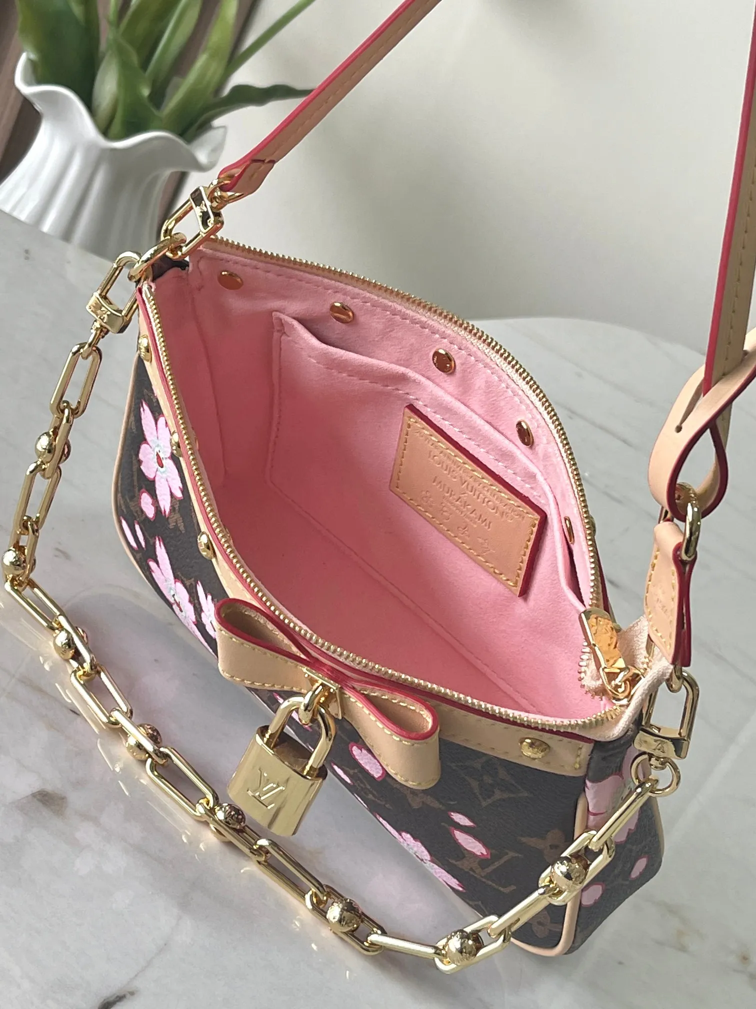 Factory price 780 Top original order, transcoding chip, M13666 Cherry Blossom Mahjong bag Pochette Accessoires handbag is made of classic Monogram canvas with the bright Cherry Blossom pattern written by Takashi Murakami, expressing the distinctive elements of the Louis Vuitton x Takashi Murakami replica series in a playful style. A leather bow and LV-engraved padlock accent the upper edge, while dazzling studs and a detachable chain add a touch of irreverence. 13 x 4 x 22 cm (height x width x length)