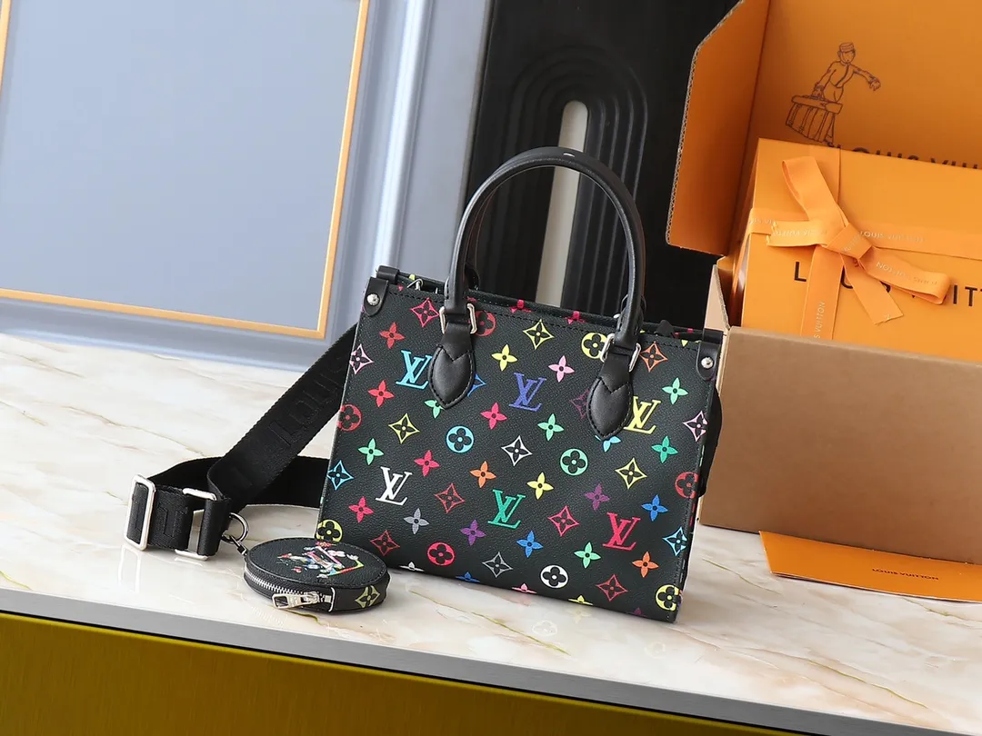 💰260💰Upgraded from the original M45659 M46373 M44571 Murakami Takashi co-branded three colors. This OnTheGo small handbag is made of Monogram and Monogram Reverse canvas, with the Monogram Giant pattern embellished on it. The Toron handle and the jacquard textured shoulder strap decorated with the brand's logo create a visual contrast, and the detachable coin bag is suitable for storing change or small items. It combines fashionable charm with various functions, making it a good daily companion. 25.0 x 19.0 x 11.5 cm (length x height x width)