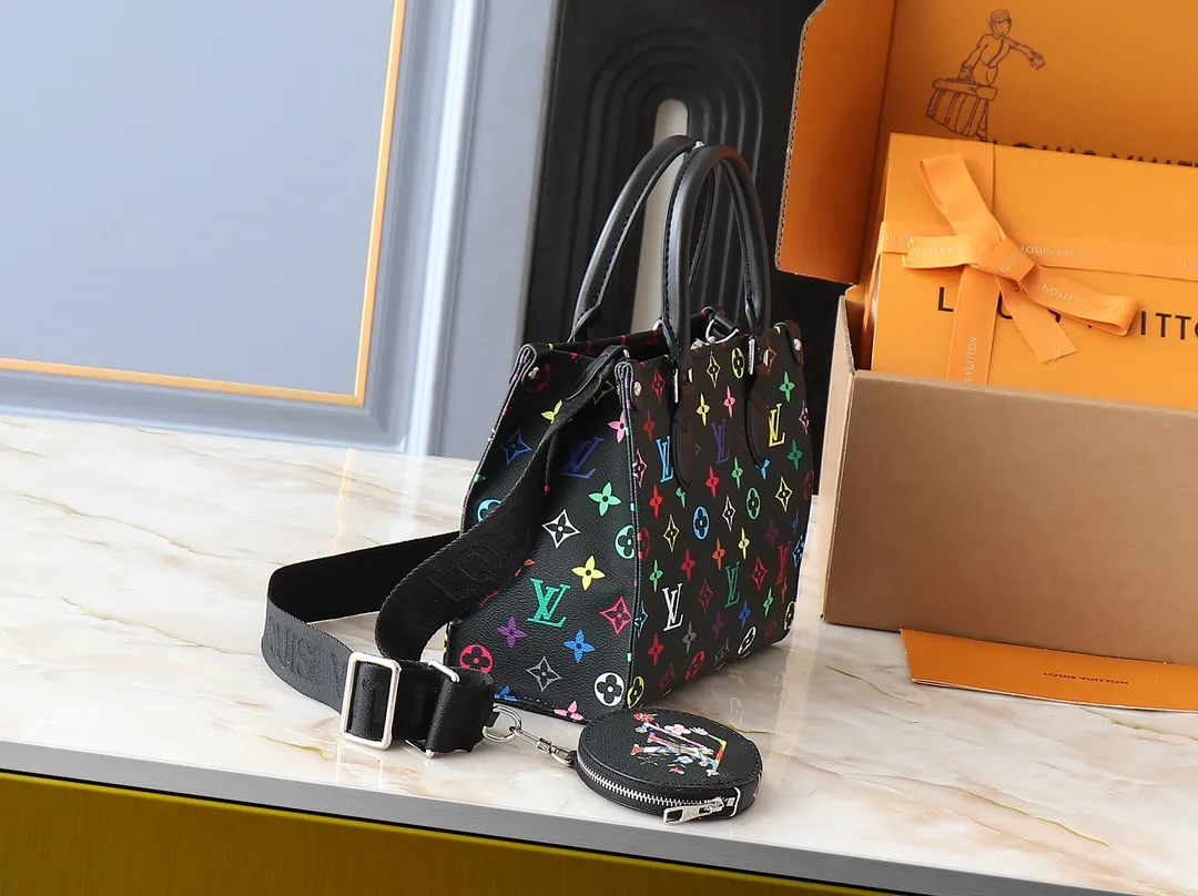 💰260💰Upgraded from the original M45659 M46373 M44571 Murakami Takashi co-branded three colors. This OnTheGo small handbag is made of Monogram and Monogram Reverse canvas, with the Monogram Giant pattern embellished on it. The Toron handle and the jacquard textured shoulder strap decorated with the brand's logo create a visual contrast, and the detachable coin bag is suitable for storing change or small items. It combines fashionable charm with various functions, making it a good daily companion. 25.0 x 19.0 x 11.5 cm (length x height x width)