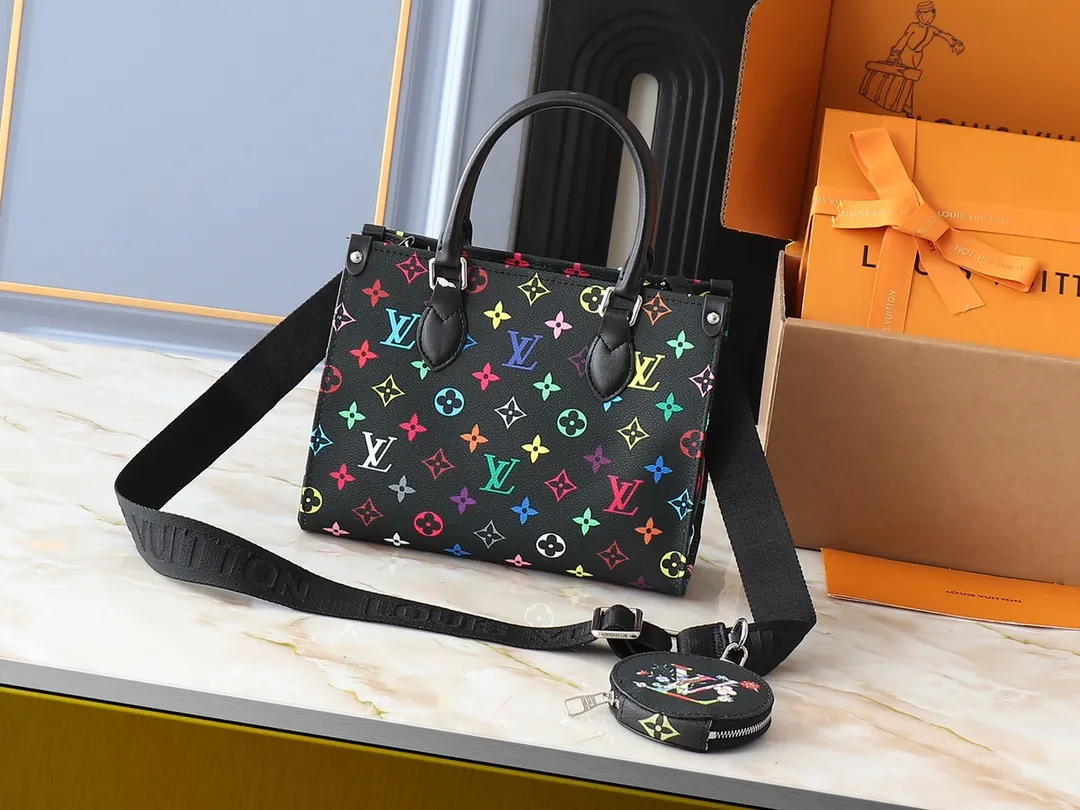 💰260💰Upgraded from the original M45659 M46373 M44571 Murakami Takashi co-branded three colors. This OnTheGo small handbag is made of Monogram and Monogram Reverse canvas, with the Monogram Giant pattern embellished on it. The Toron handle and the jacquard textured shoulder strap decorated with the brand's logo create a visual contrast, and the detachable coin bag is suitable for storing change or small items. It combines fashionable charm with various functions, making it a good daily companion. 25.0 x 19.0 x 11.5 cm (length x height x width)