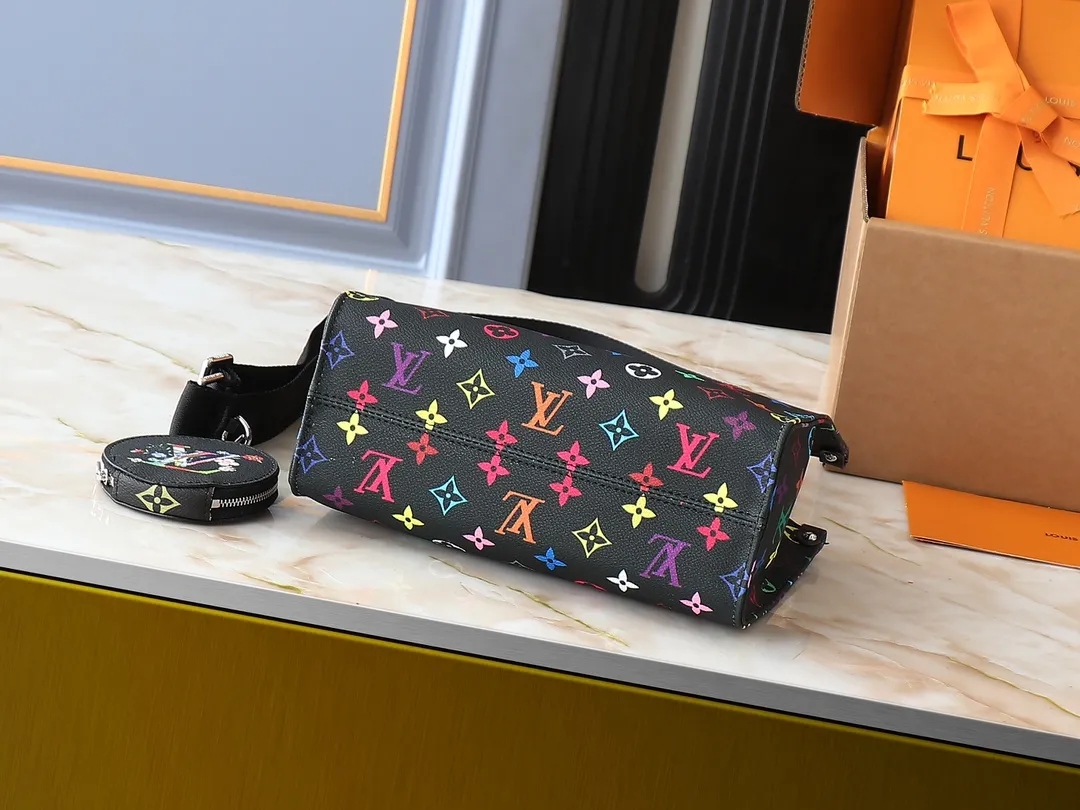 💰260💰Upgraded from the original M45659 M46373 M44571 Murakami Takashi co-branded three colors. This OnTheGo small handbag is made of Monogram and Monogram Reverse canvas, with the Monogram Giant pattern embellished on it. The Toron handle and the jacquard textured shoulder strap decorated with the brand's logo create a visual contrast, and the detachable coin bag is suitable for storing change or small items. It combines fashionable charm with various functions, making it a good daily companion. 25.0 x 19.0 x 11.5 cm (length x height x width)