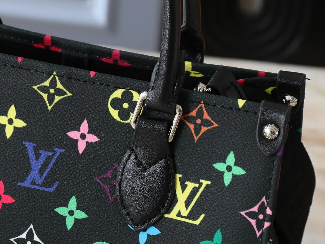💰260💰Upgraded from the original M45659 M46373 M44571 Murakami Takashi co-branded three colors. This OnTheGo small handbag is made of Monogram and Monogram Reverse canvas, with the Monogram Giant pattern embellished on it. The Toron handle and the jacquard textured shoulder strap decorated with the brand's logo create a visual contrast, and the detachable coin bag is suitable for storing change or small items. It combines fashionable charm with various functions, making it a good daily companion. 25.0 x 19.0 x 11.5 cm (length x height x width)