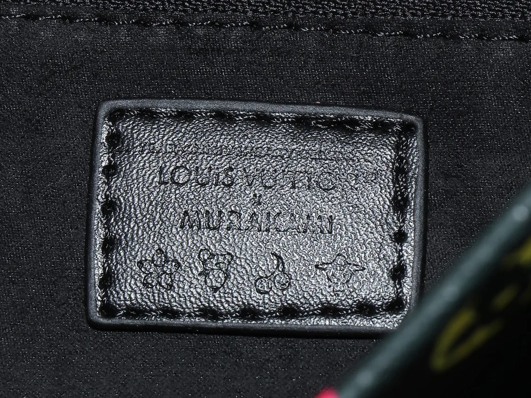 💰260💰Upgraded from the original M45659 M46373 M44571 Murakami Takashi co-branded three colors. This OnTheGo small handbag is made of Monogram and Monogram Reverse canvas, with the Monogram Giant pattern embellished on it. The Toron handle and the jacquard textured shoulder strap decorated with the brand's logo create a visual contrast, and the detachable coin bag is suitable for storing change or small items. It combines fashionable charm with various functions, making it a good daily companion. 25.0 x 19.0 x 11.5 cm (length x height x width)