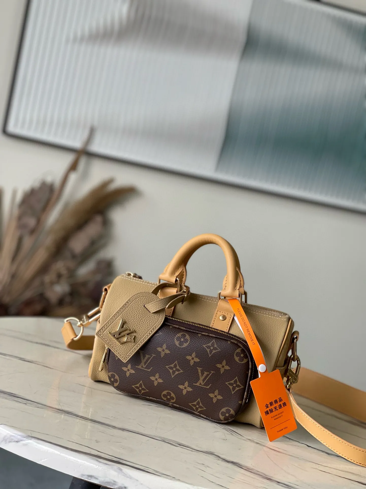 💰1080 Top Original Order M12627 This Keepal Bandouliere25 handbag is made of grain leather with suede details and distressed metal parts. The Monogram canvas outer bag is opened with a cord zipper puller, making it easy to access and place your belongings. Removable and adjustable leather shoulder strap provides comfortable shoulder carrying experience. Dimensions: 25 × 15 × 11 cm