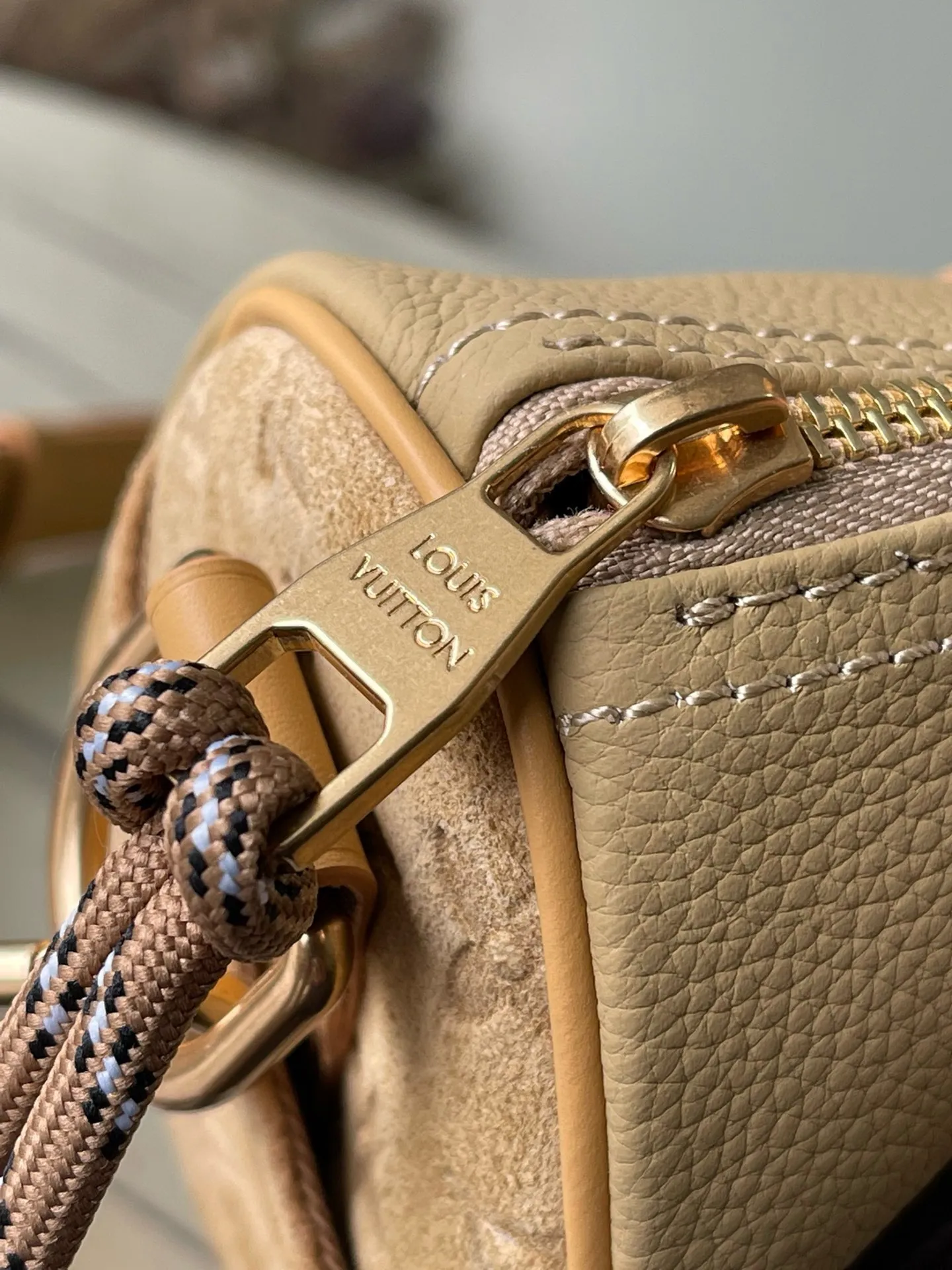 💰1080 Top Original Order M12627 This Keepal Bandouliere25 handbag is made of grain leather with suede details and distressed metal parts. The Monogram canvas outer bag is opened with a cord zipper puller, making it easy to access and place your belongings. Removable and adjustable leather shoulder strap provides comfortable shoulder carrying experience. Dimensions: 25 × 15 × 11 cm