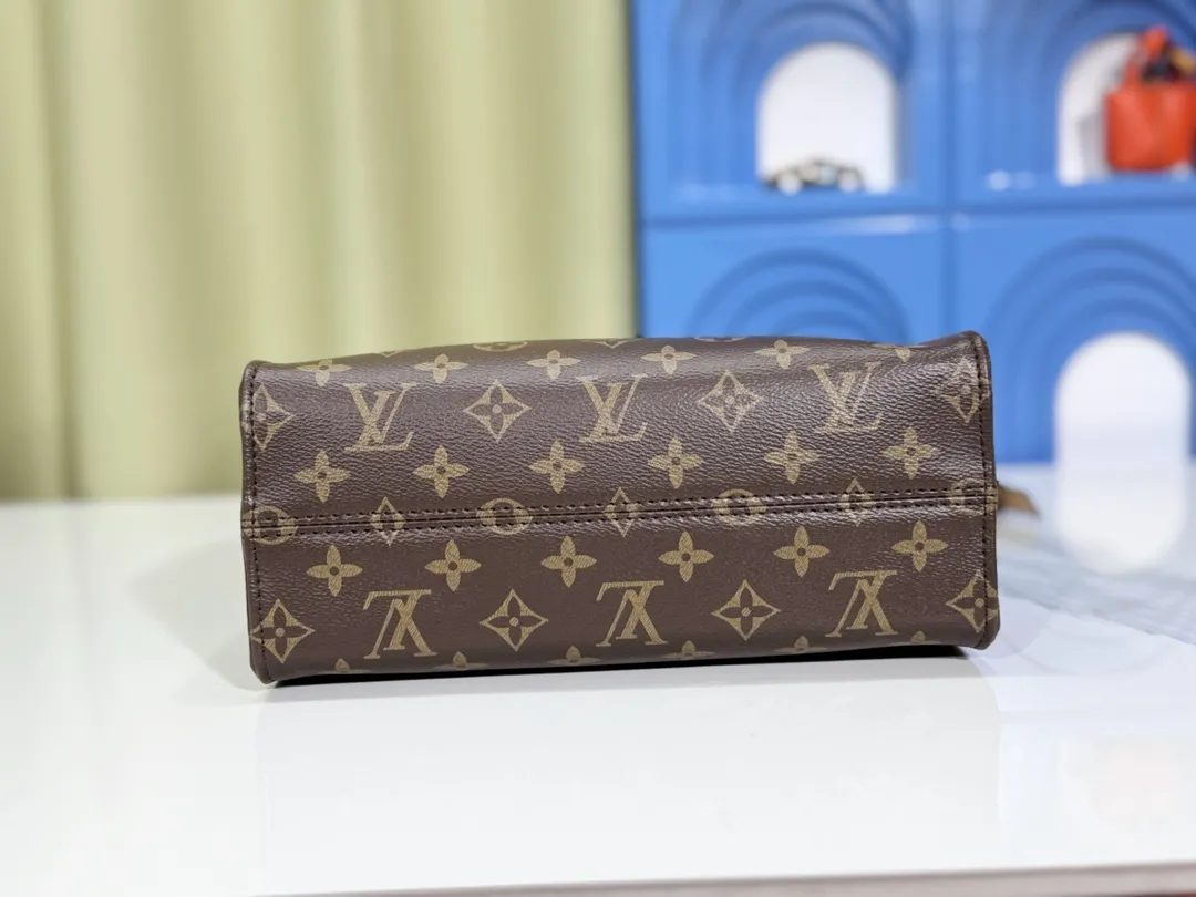 P260💰Upgraded original version 🔥New model🔥M45659 M46373 M44571 This OnTheGo small handbag is made of Monogram and Monogram Reverse canvas, with the Monogram Giant pattern embellished on it. The Toron handle and the jacquard textured shoulder strap decorated with the brand's logo create a visual contrast, and the detachable coin bag is suitable for storing change or small items. It combines fashionable charm with various functions, making it a good daily companion. 25.0 x 19.0 x 11.5 cm (length x height x width)