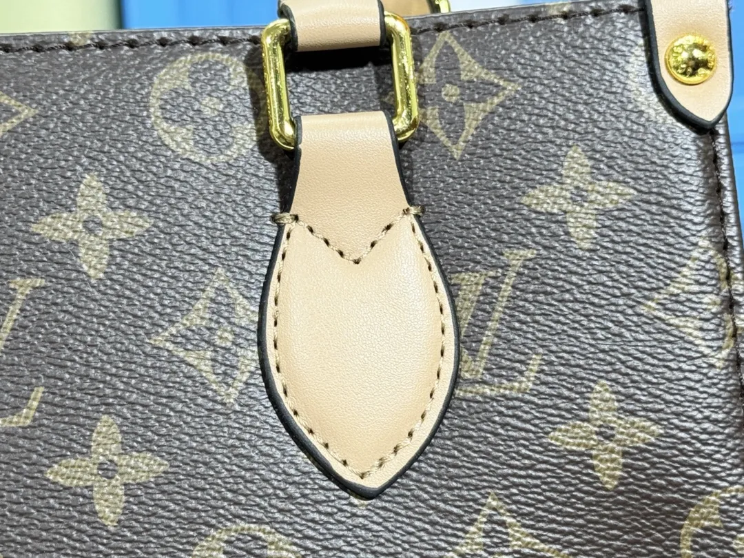 P260💰Upgraded original version 🔥New model🔥M45659 M46373 M44571 This OnTheGo small handbag is made of Monogram and Monogram Reverse canvas, with the Monogram Giant pattern embellished on it. The Toron handle and the jacquard textured shoulder strap decorated with the brand's logo create a visual contrast, and the detachable coin bag is suitable for storing change or small items. It combines fashionable charm with various functions, making it a good daily companion. 25.0 x 19.0 x 11.5 cm (length x height x width)